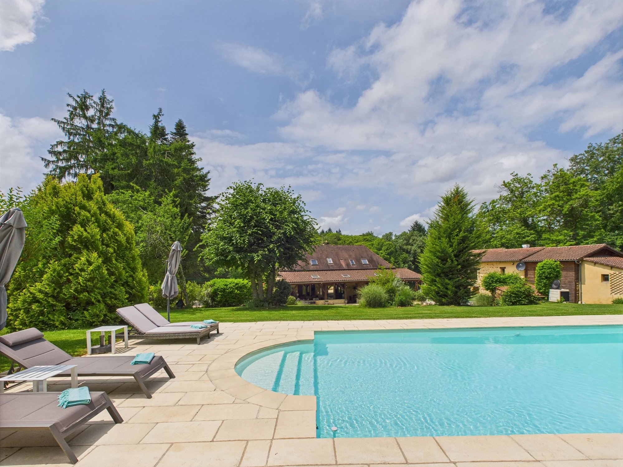 Superbe propriété rénovée avec deux maisons d'hôtes, piscine et terrain