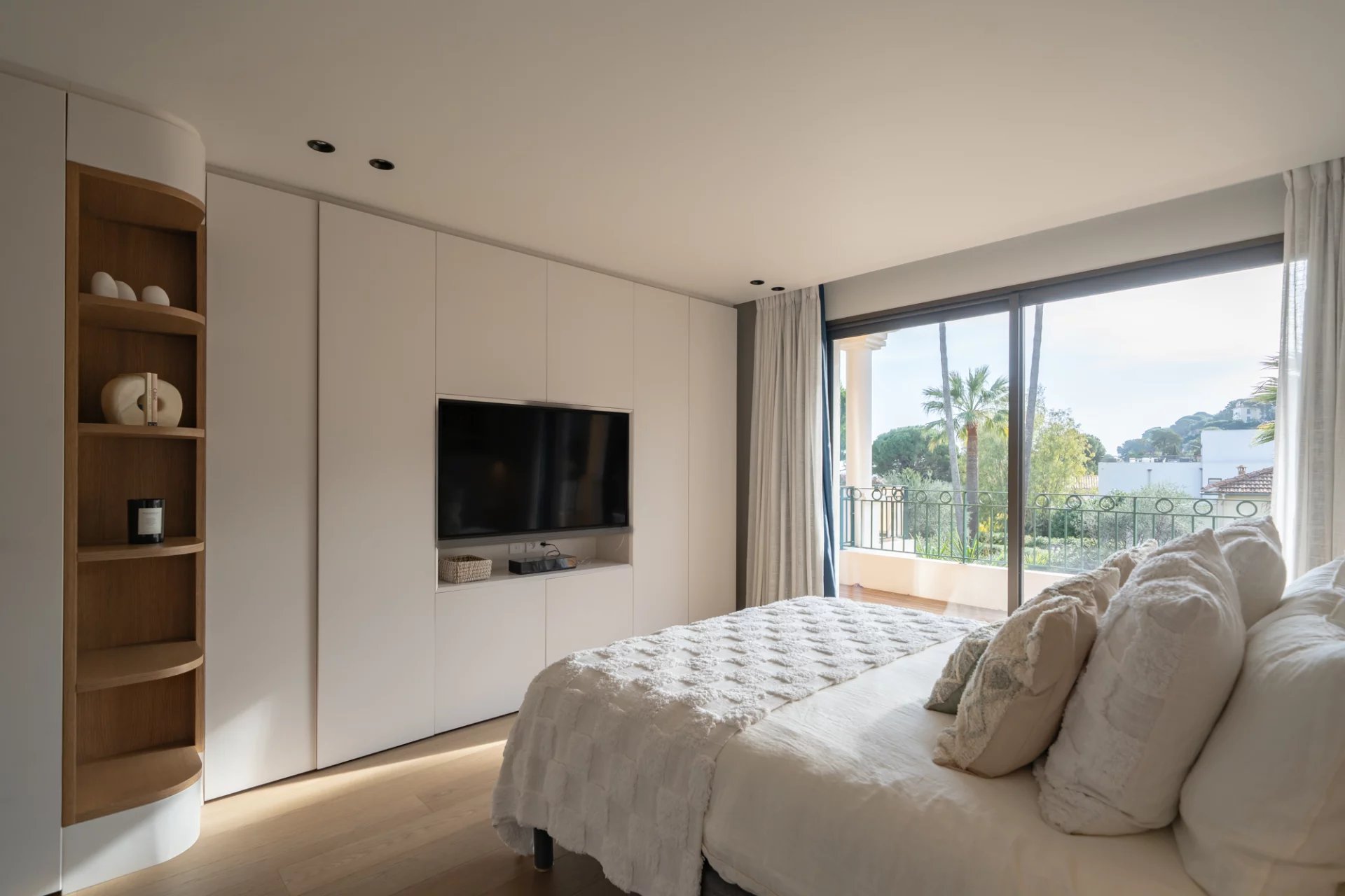 3-bedroom top floor duplex with rooftop terrace and sea views