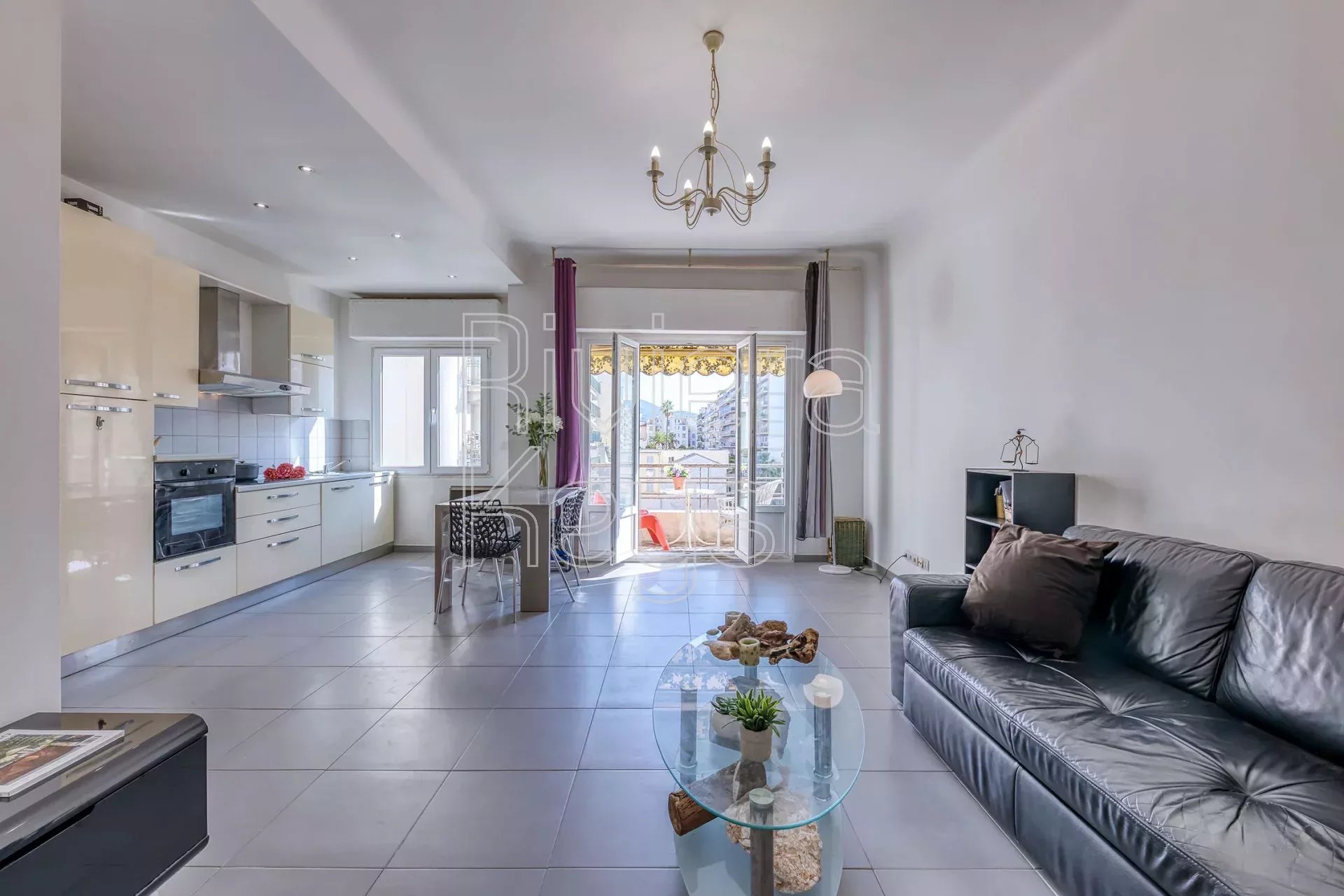 NICE - Promenade des Anglais : Appartement en étage élevé avec vue mer latérale