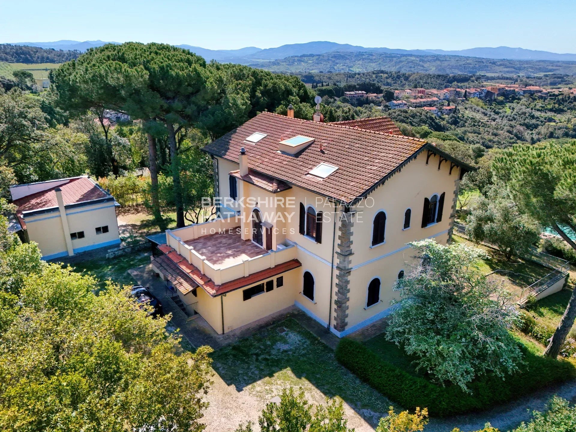 Elegante Villa d'Epoca con Vista Mare e Piscina a Riparbella