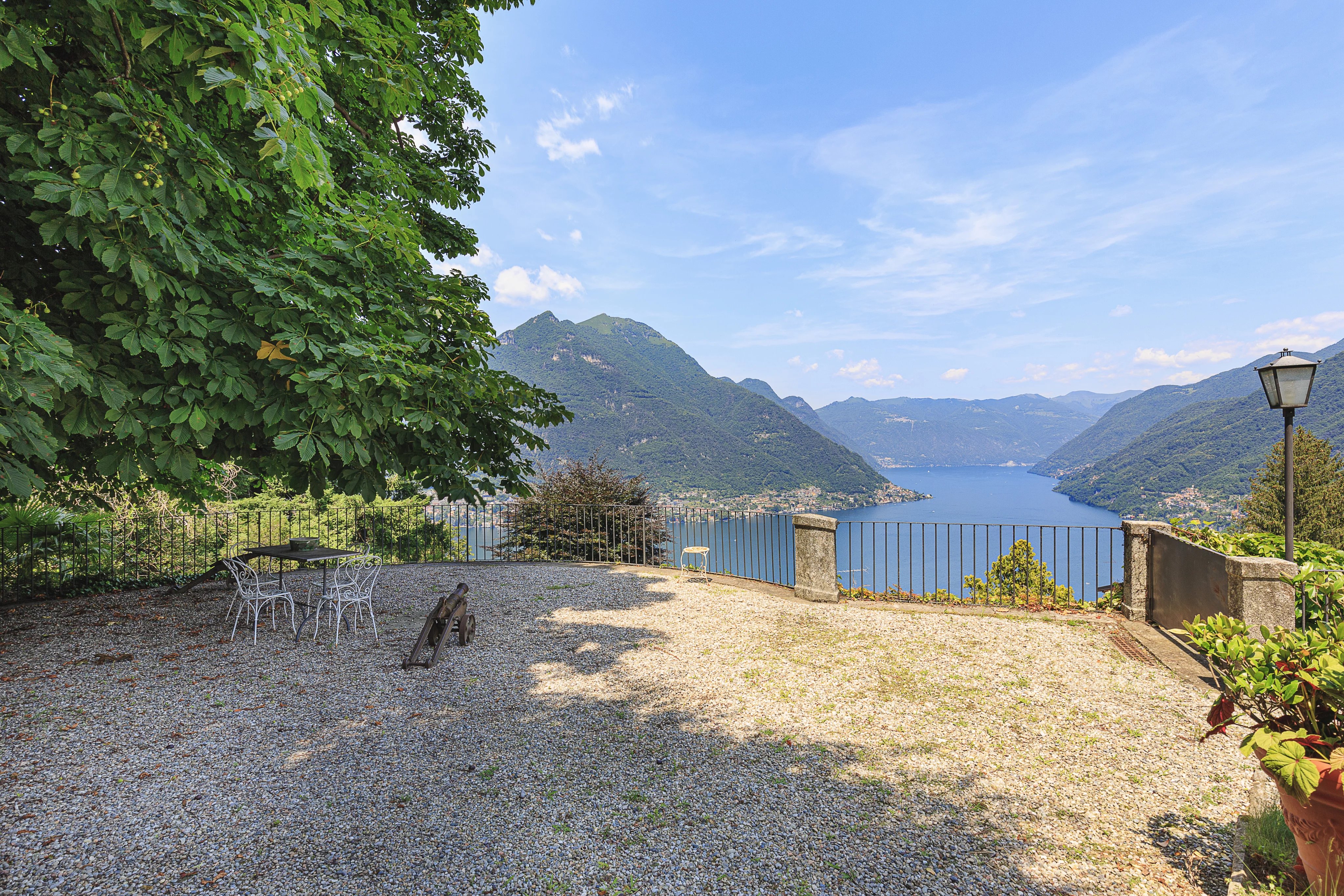 Villa D'Epoca with 7500 park - picture 19 title=
