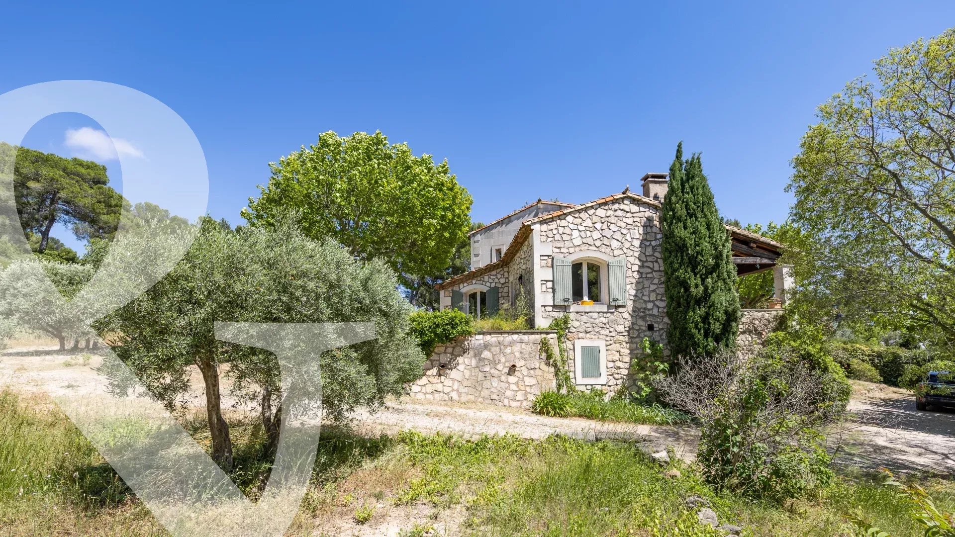 MAISON EN POSITION DOMINANTE