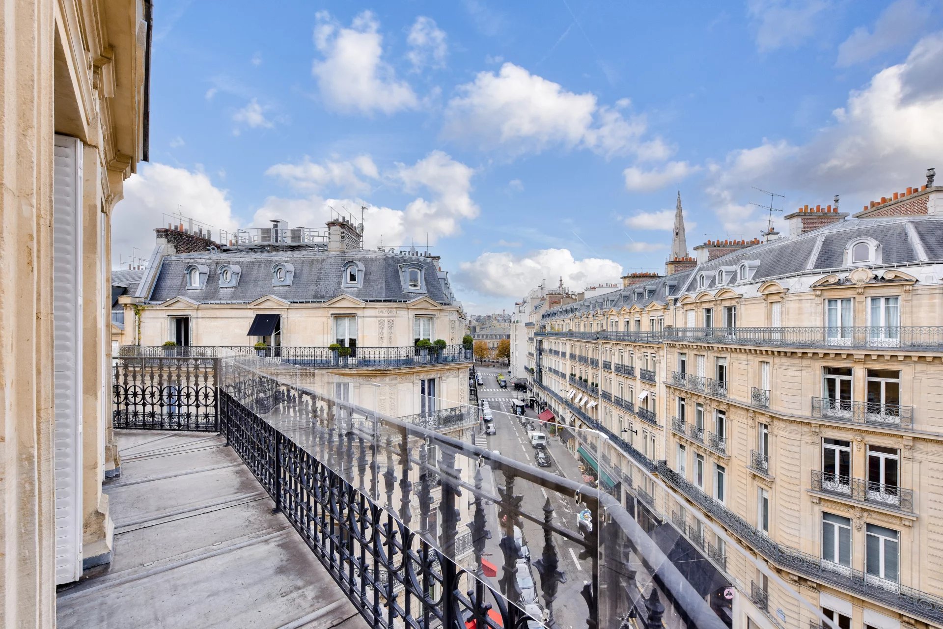 Triangle d'Or - Haussmann apartment, surrounded by balconies, on 5th floor