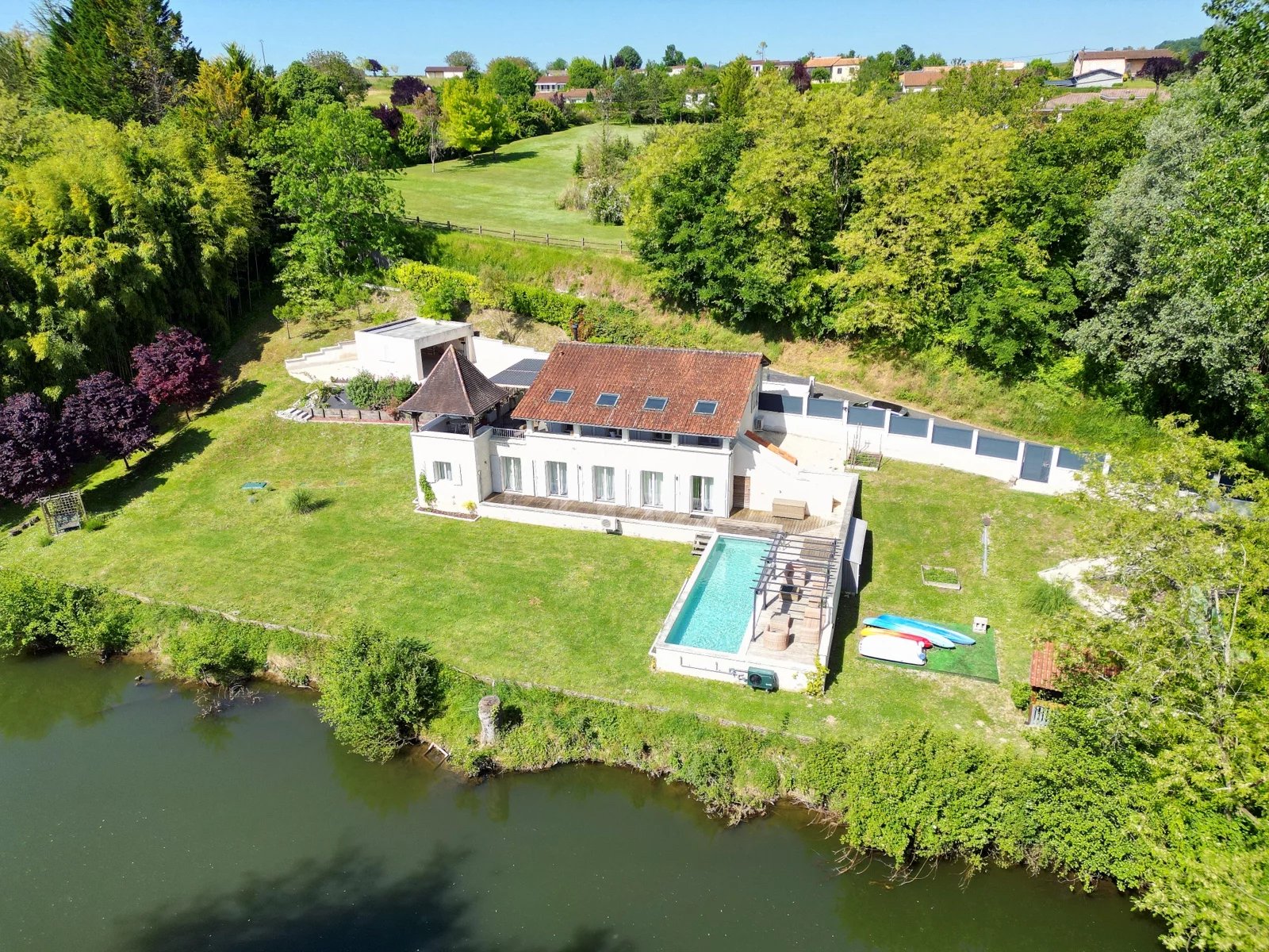 Superbe maison au bord de la rivière dans un village avec commerces