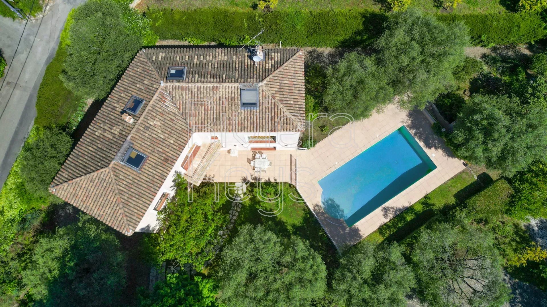 ROQUEFORT-LES-PINS : Maison provençale au calme, 3-4+ chambres, piscine