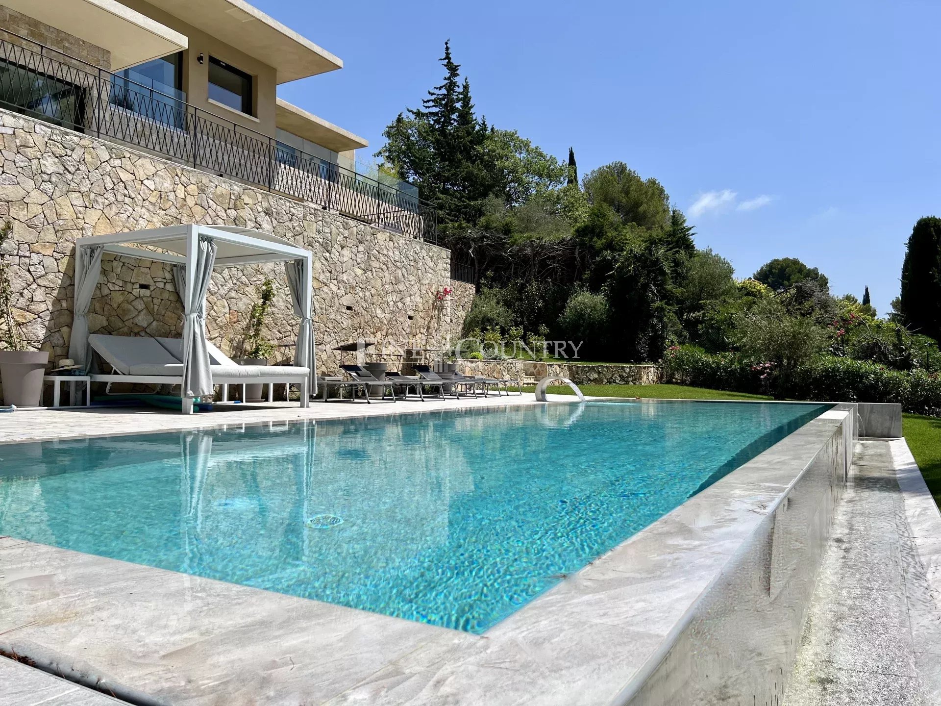 Photo of Villa for sale in Mougins with panoramic sea view