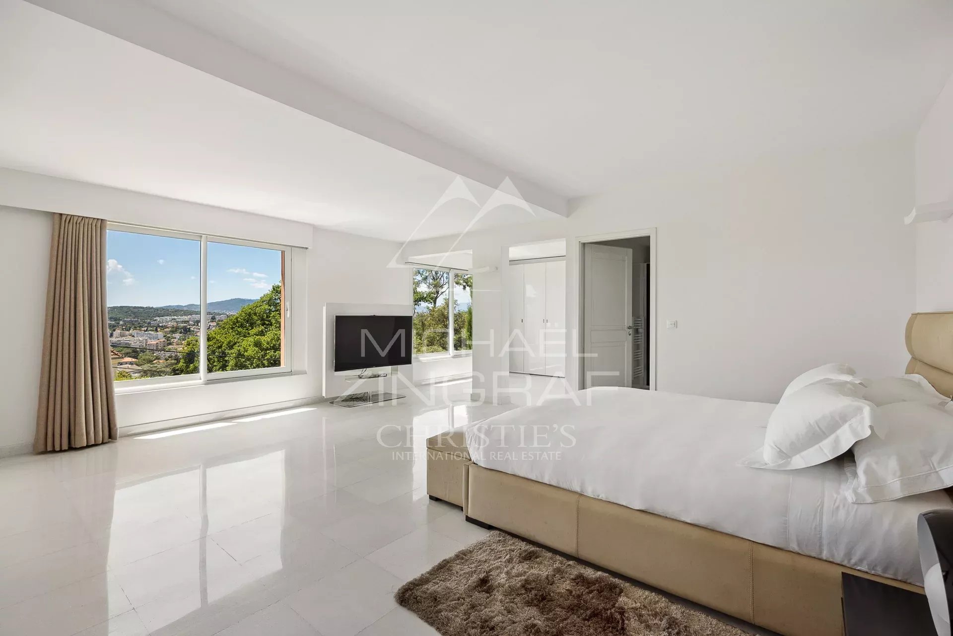 8 Bedroom Villa/Townhouse's Image 3