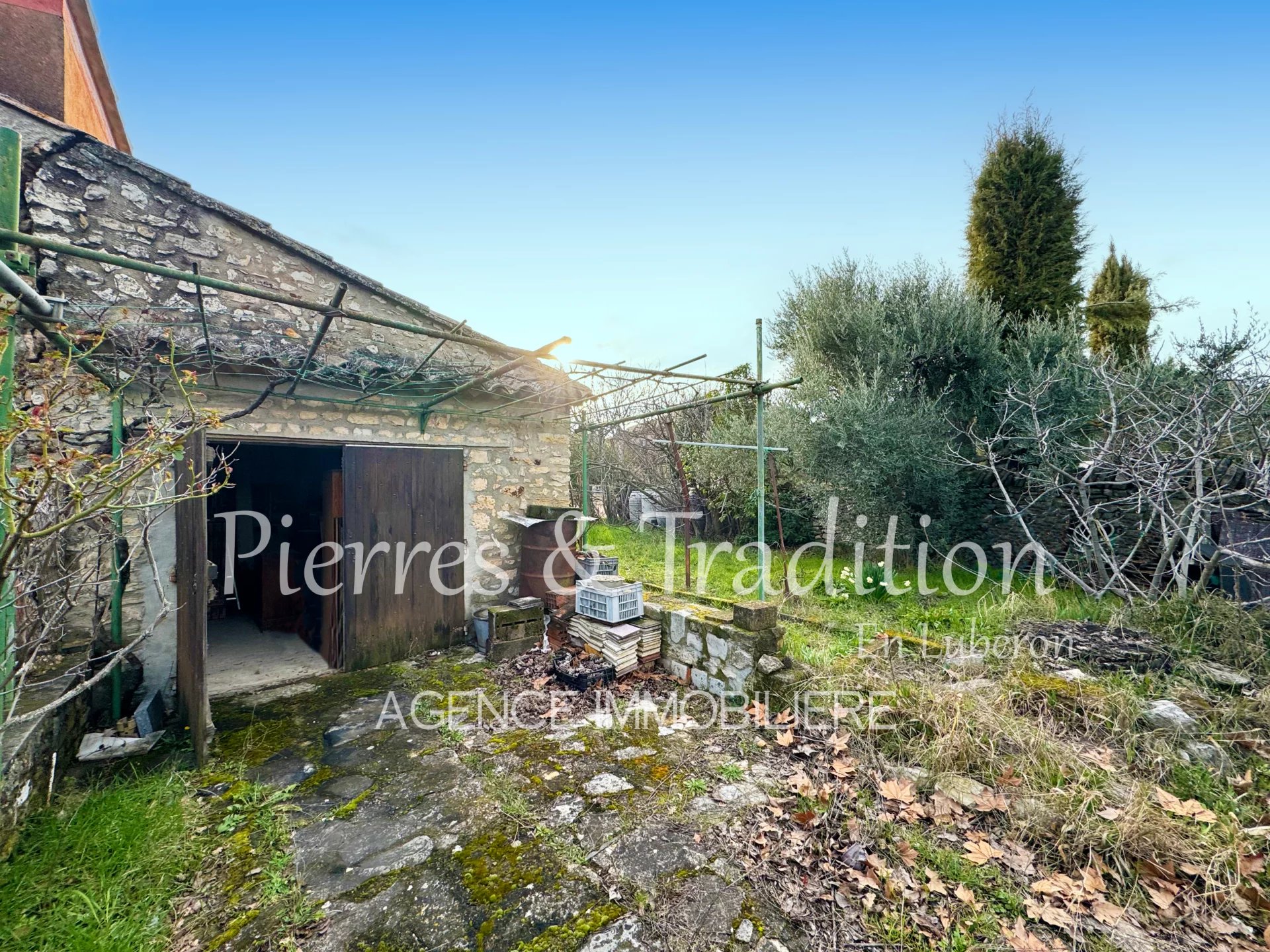 Luberon, Apt, Garage/Storage for sale on building land