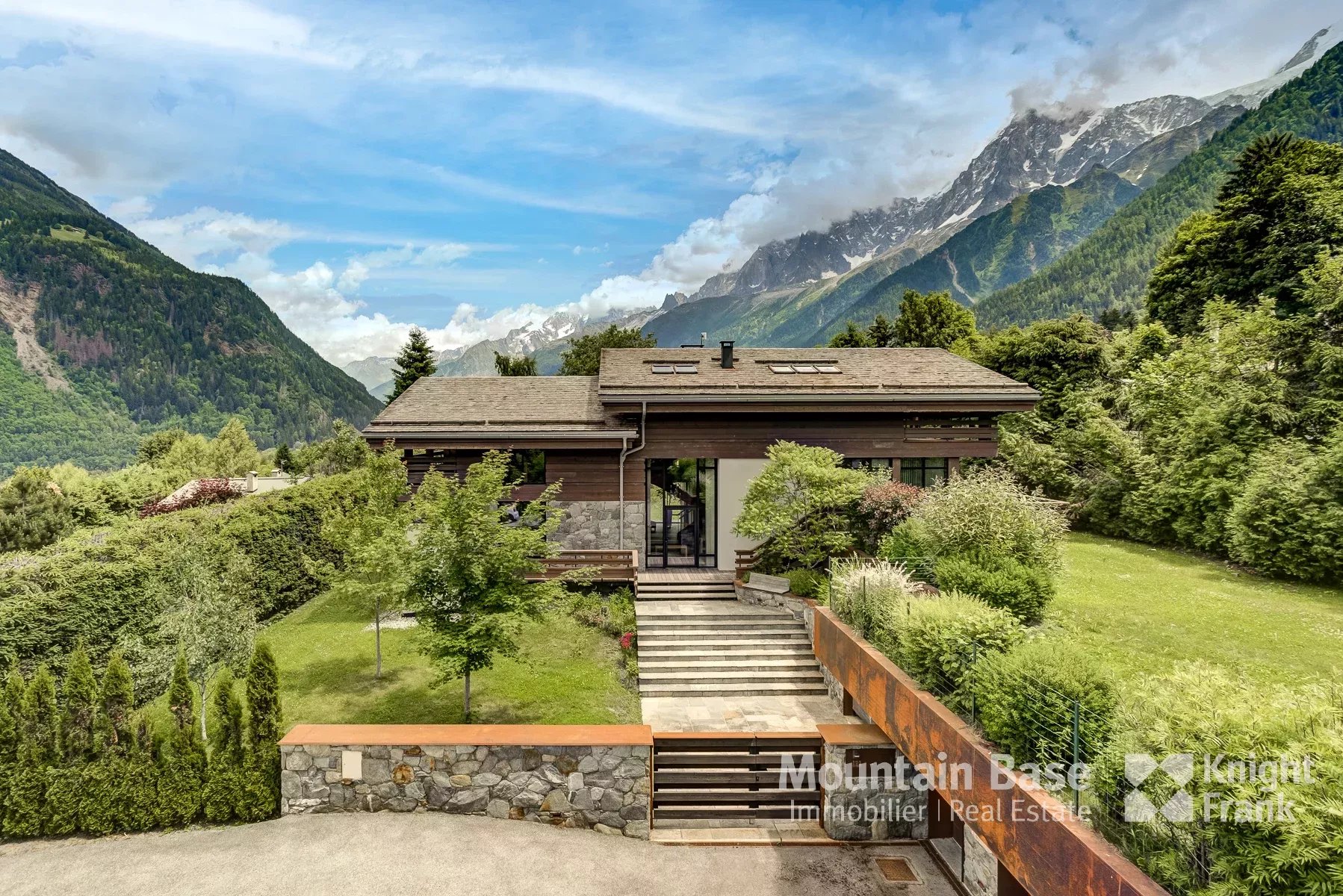 Beautifully designed, contemporary 4/5 bedroom chalet in a quiet area of Les Houches Accommodation in Chamonix