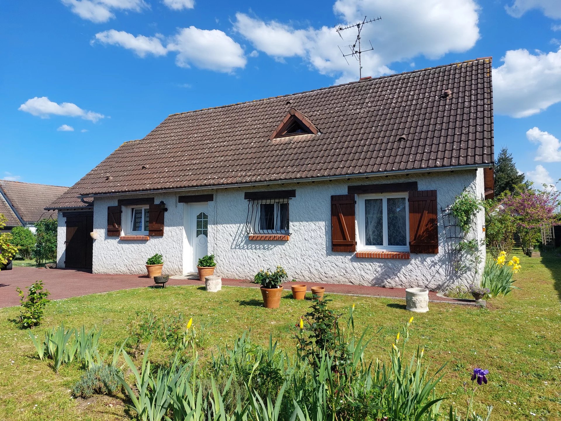 Charmante maison familiale avec garage et jardin arboré