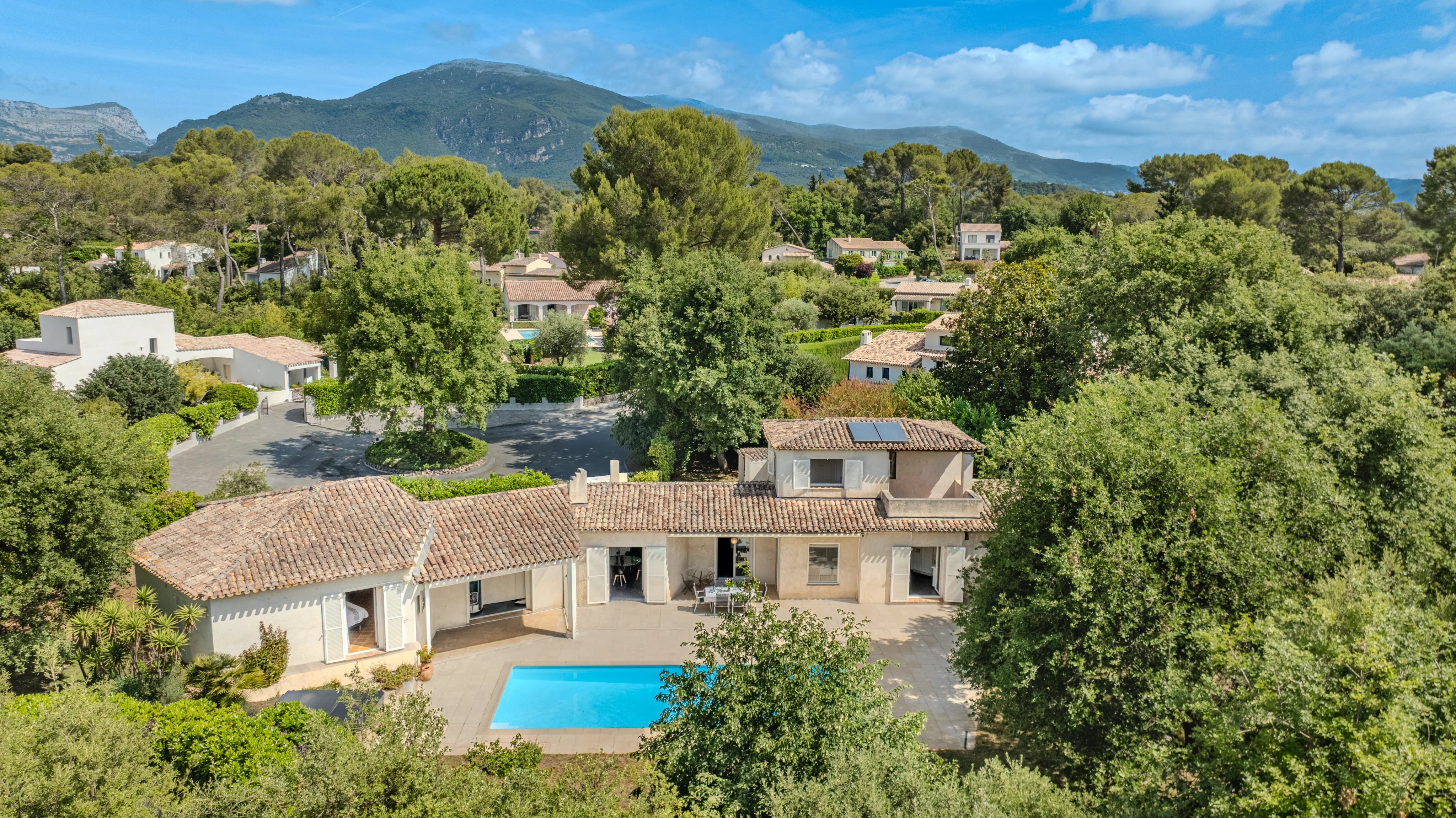 Charming Provençal villa in a private domain - Roquefort les Pins
