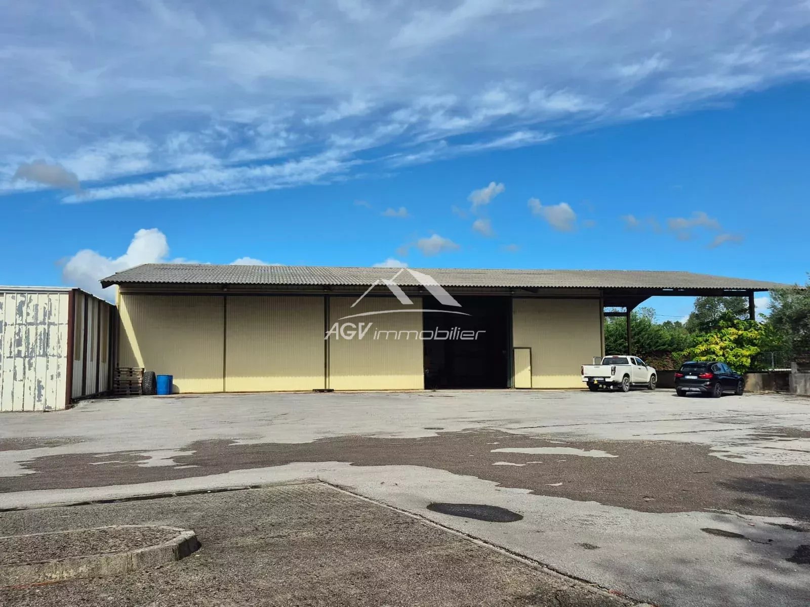 Locaux professionnels , bureaux , une habitation sur 12500 m² de terrain.