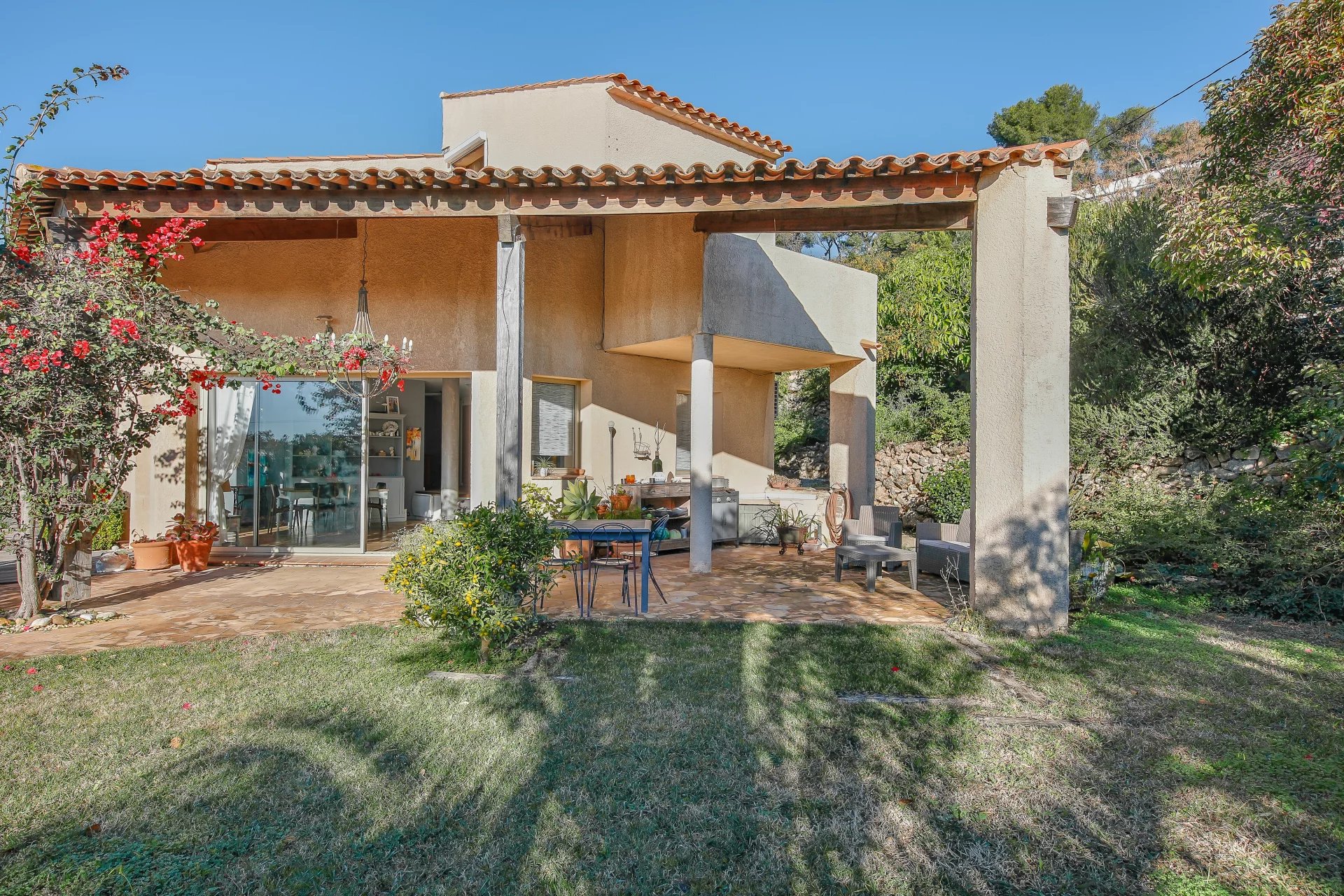 CARQUEIRANNE, à deux pas du village et 10 minutes du port