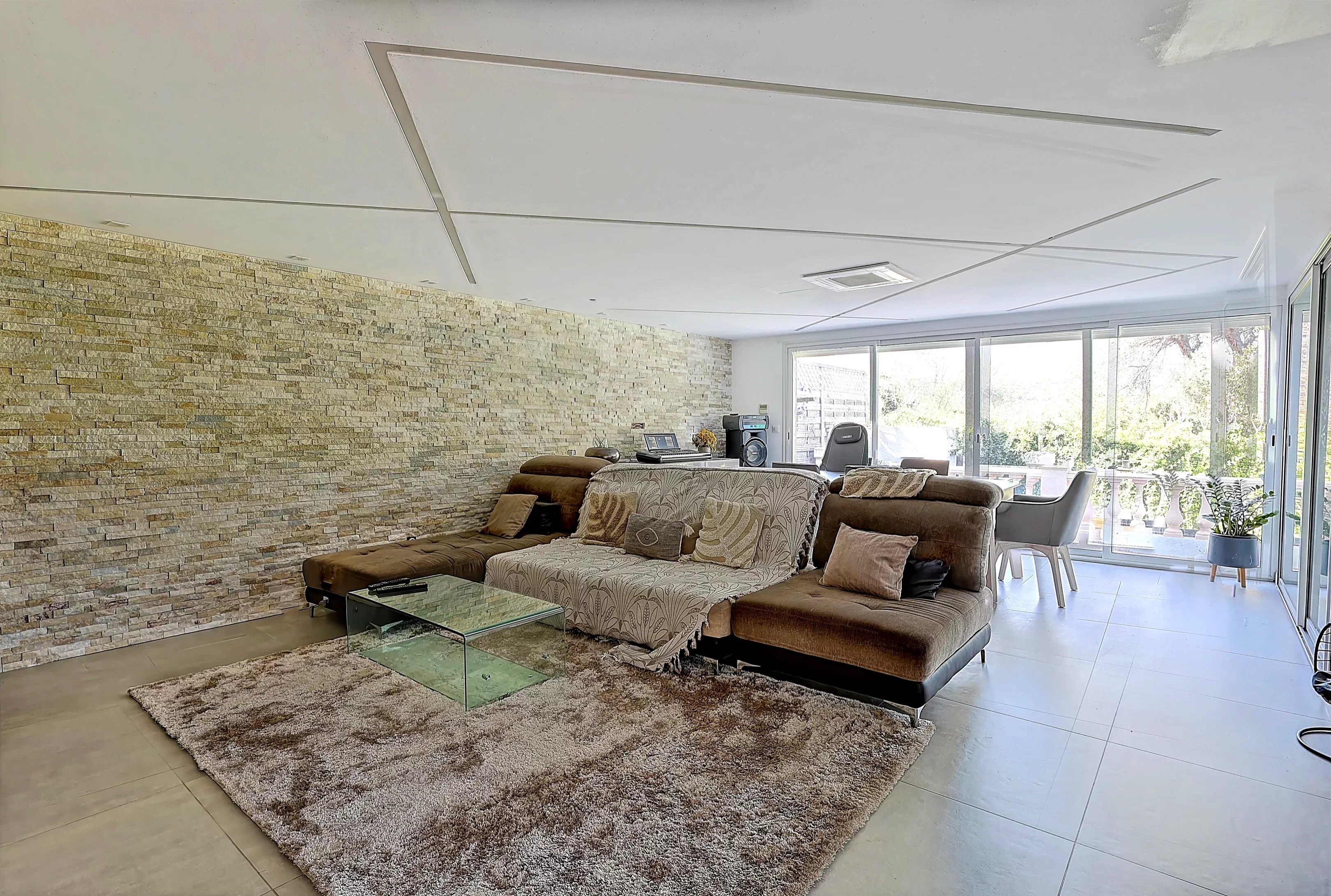Coup de cœur assuré – Maison entièrement rénovée 107 m² avec piscine, jardin et deux studios indépendants