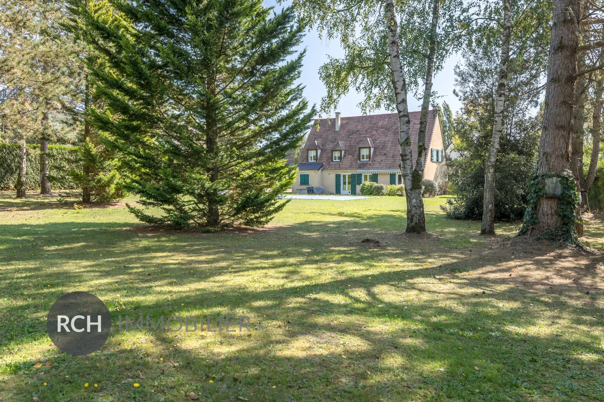 Entre Houdan et Montfort L'Amaury - Maison familiale avec piscine sur beau terrain arboré
