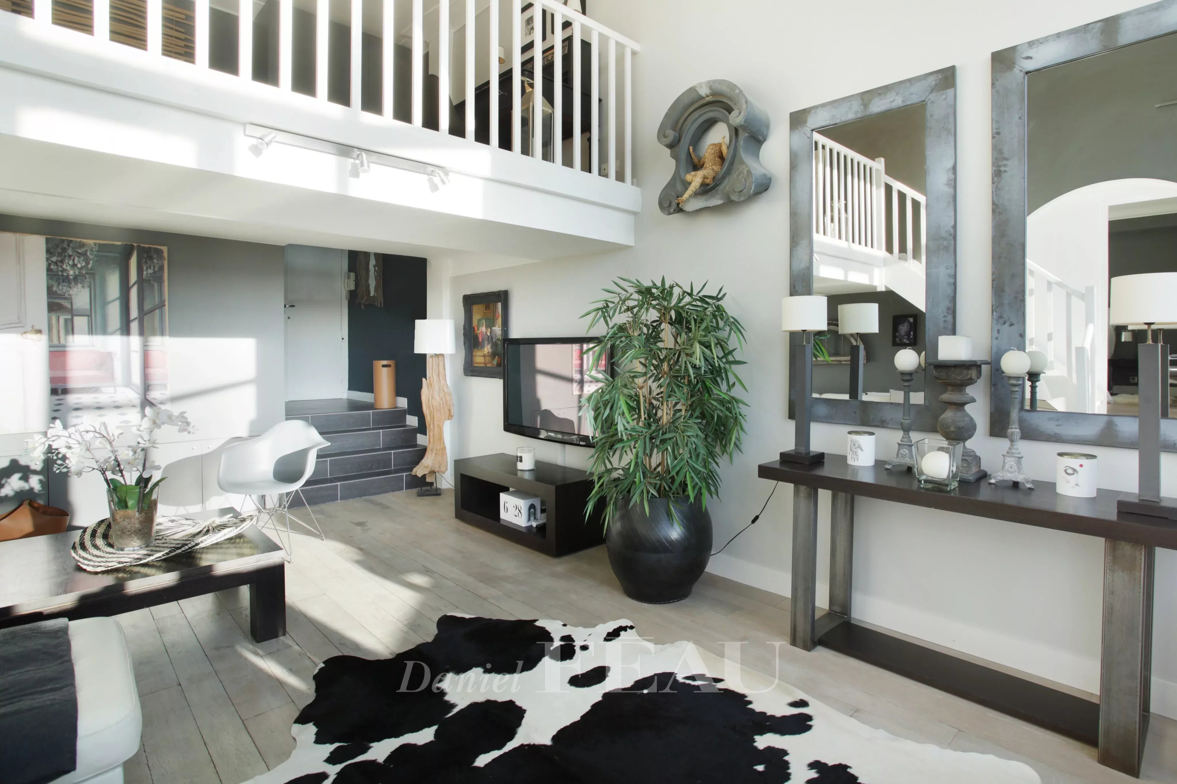 Living-room High ceiling Wooden floor