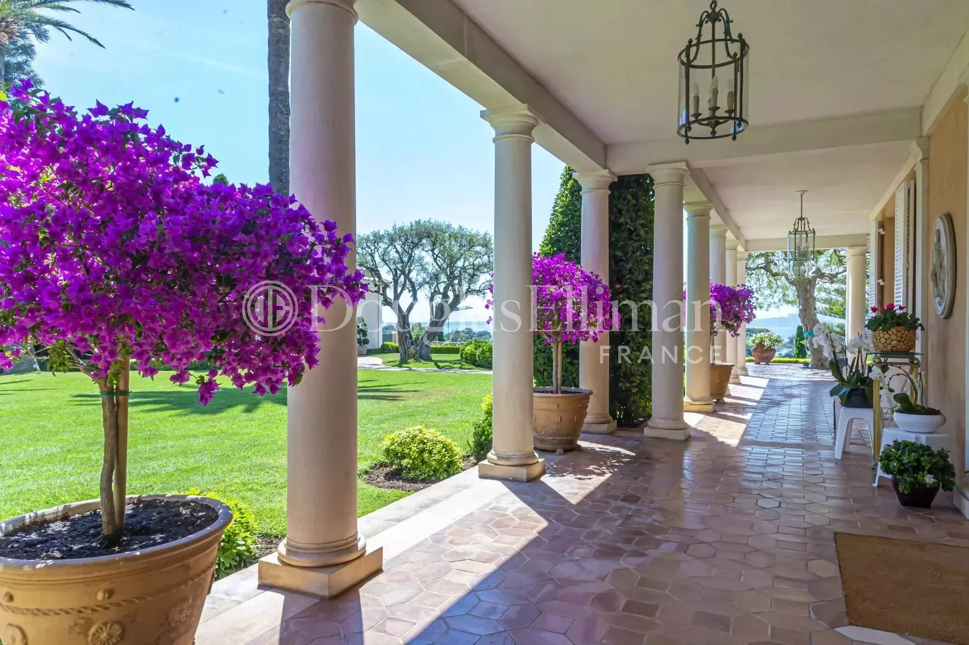 CAP D&rsquo;ANTIBES – Villa de prestige avec vue mer panoramique - Image nᵒ2