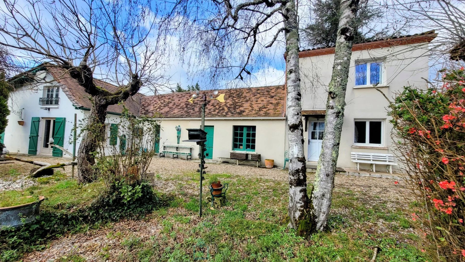 DEUX MAISONS, UNE SEULE ADRESSE  A LA FORCE 24130