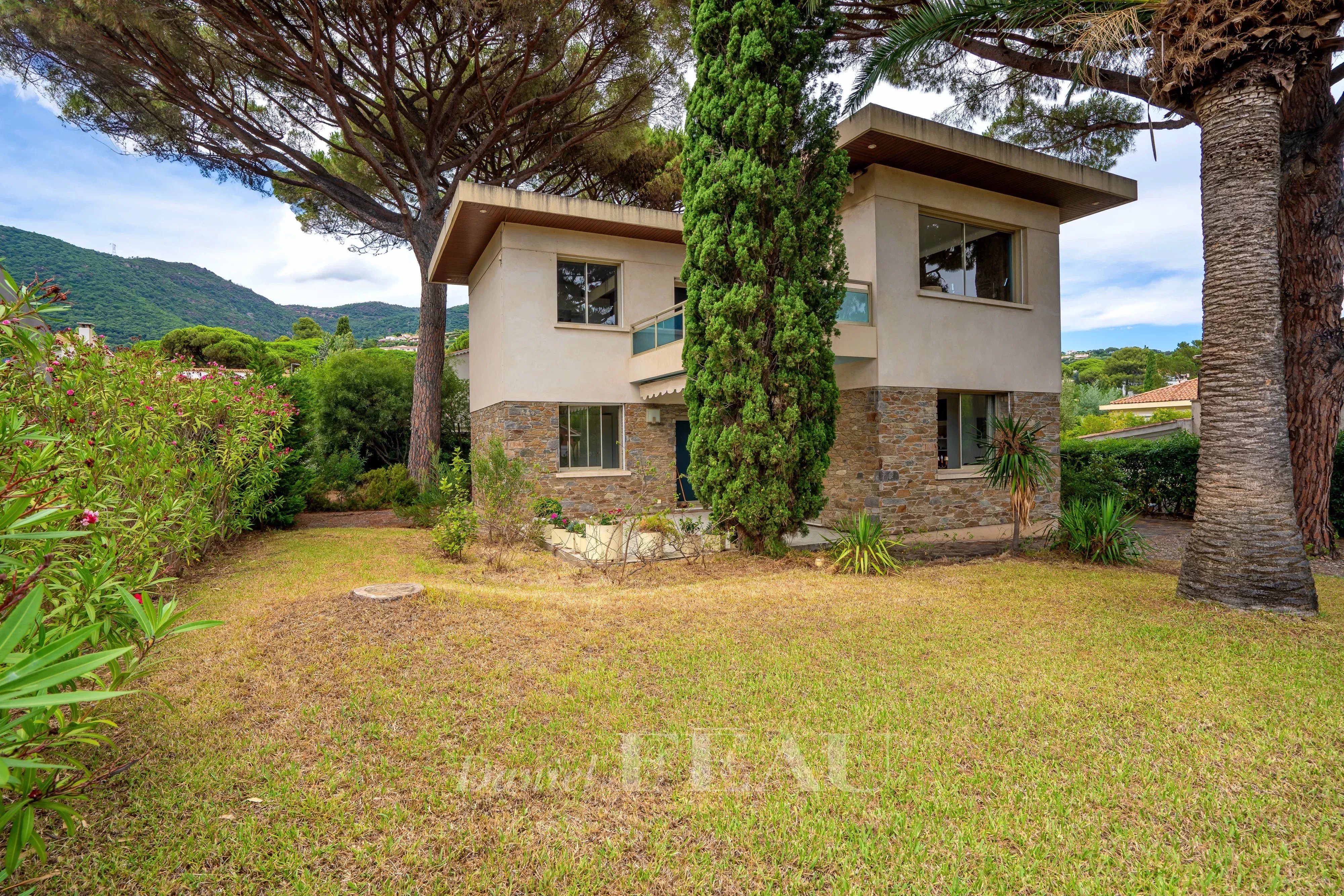 Cavalaire-sur-Mer  -  A property a stone’s throw from the beaches