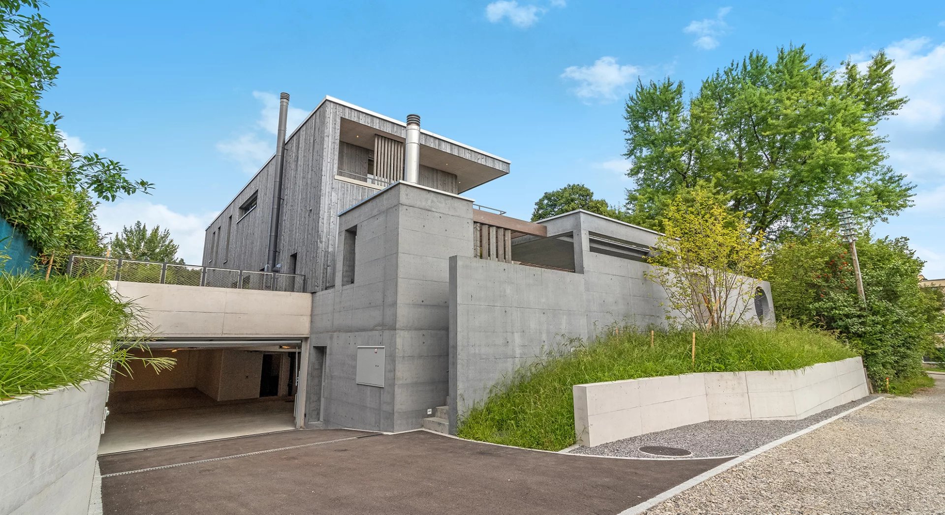 Luxe et harmonie : propriété neuve avec piscine naturelle