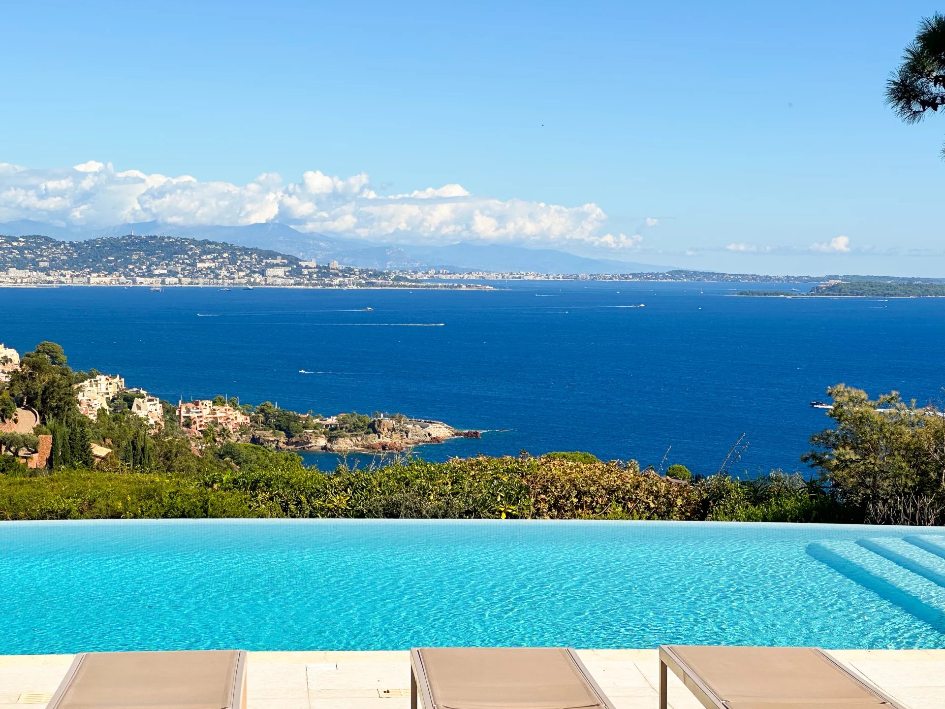 Villa with pool and Cannes bay views