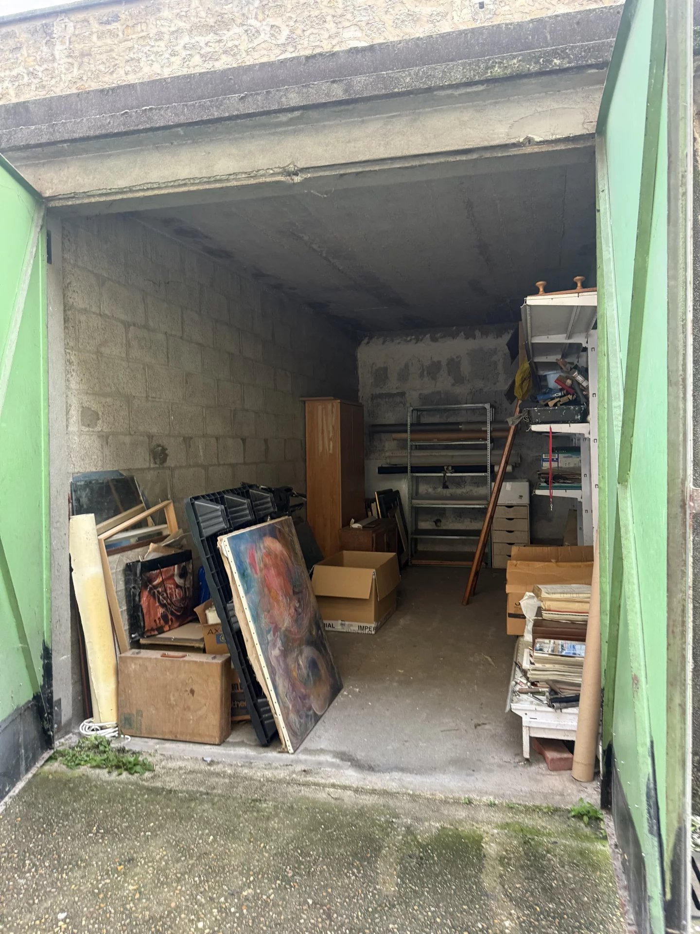 Box fermé à vendre – Rue de Paris, Clichy - Image Array