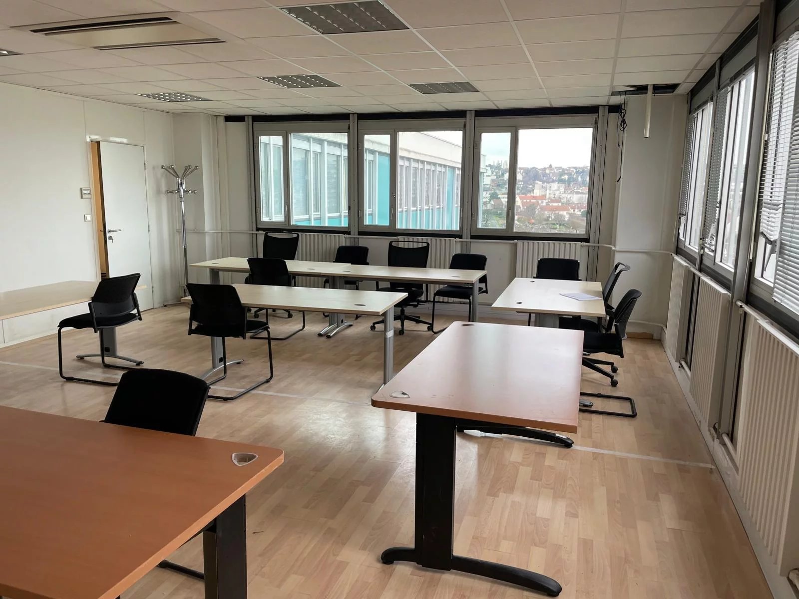 Bureaux de 575 m² divisibles avec 11 parkings – Opportunité rare - Image Array