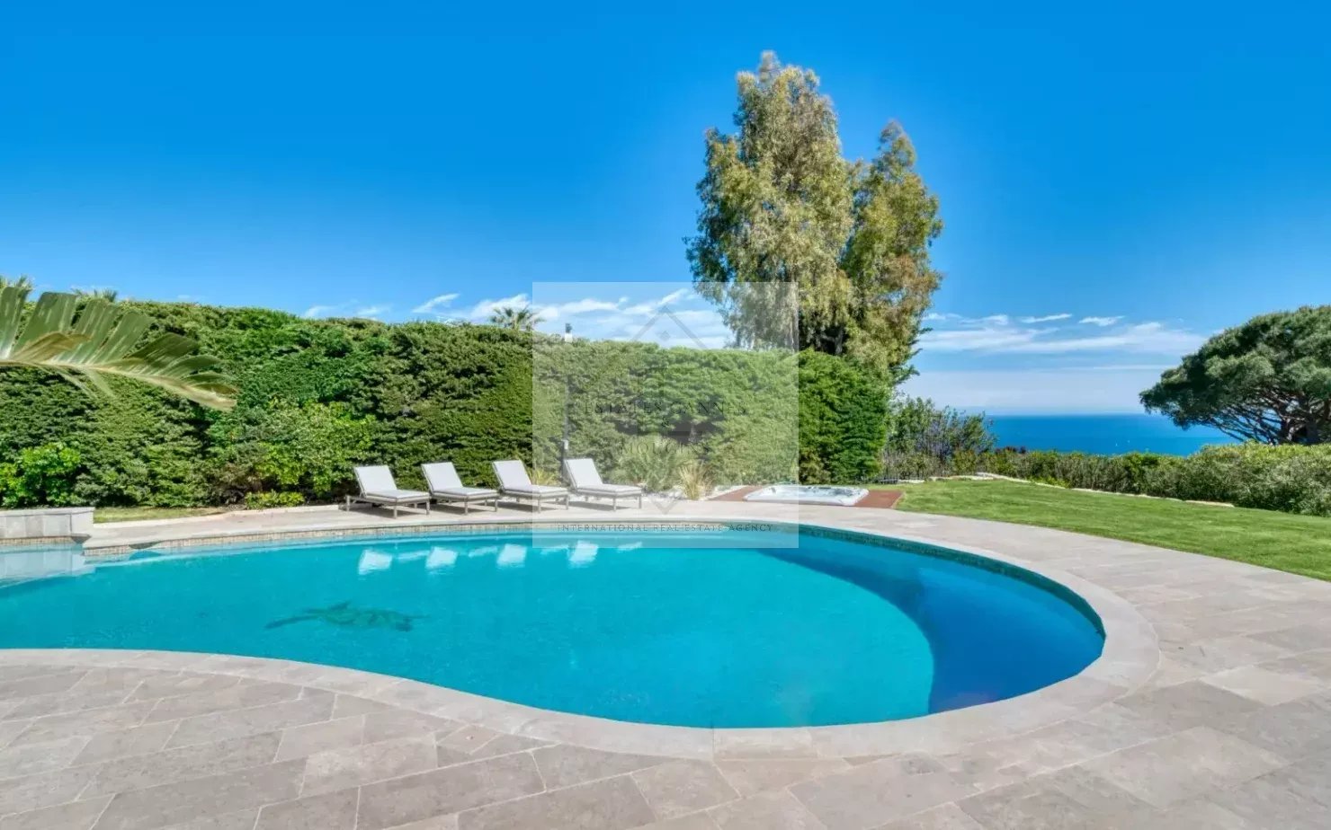 LOCATION À L’ANNÉE | VILLA D’EXCEPTION AVEC VUE MER & TENNIS PRIVÉ — photo 3