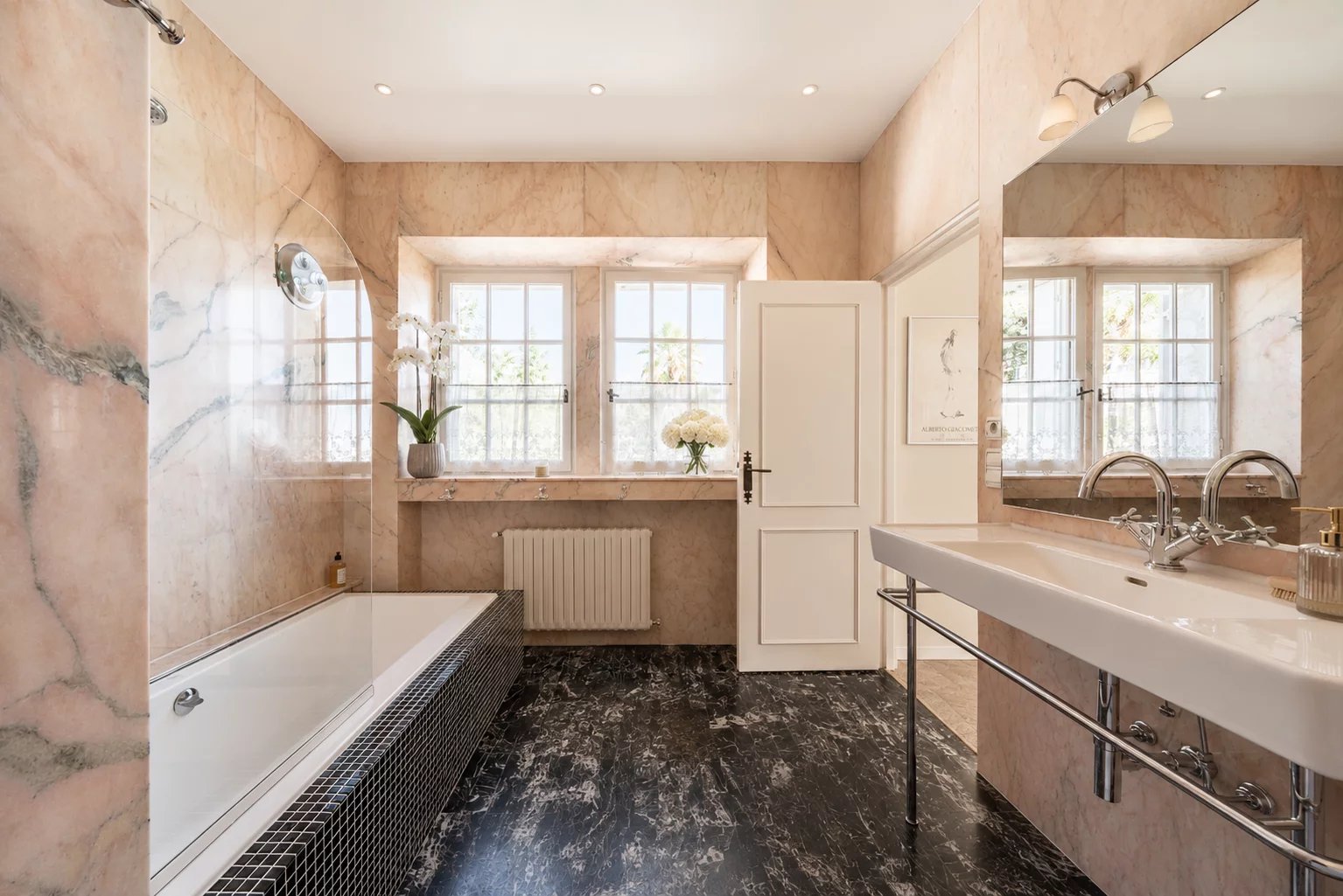  Image of Villa - 6 Bedrooms for Sale in Alpes-Maritimes-Vence-France, Image 14