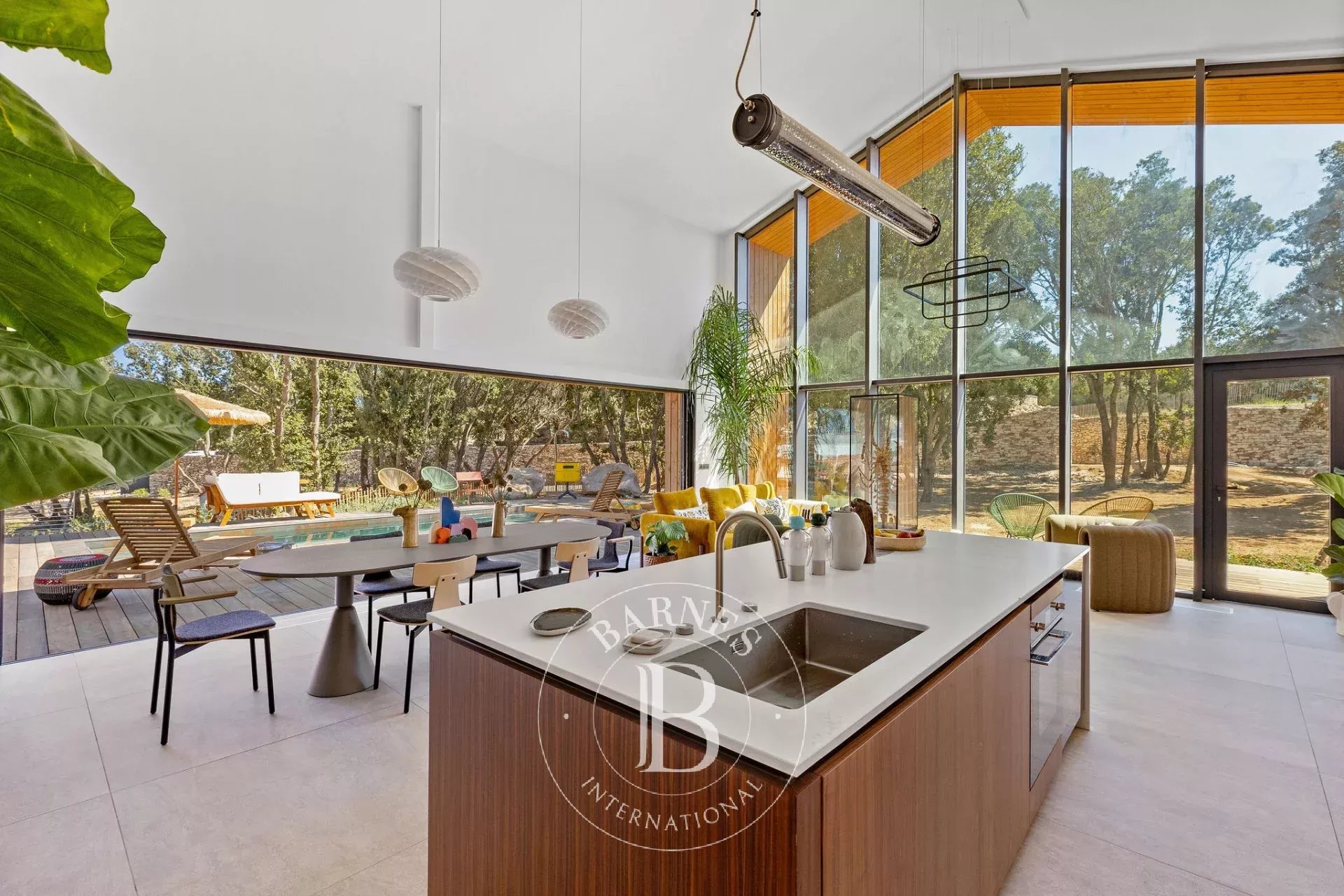 Bonifacio, contemporary villa, close to the beach and town center.