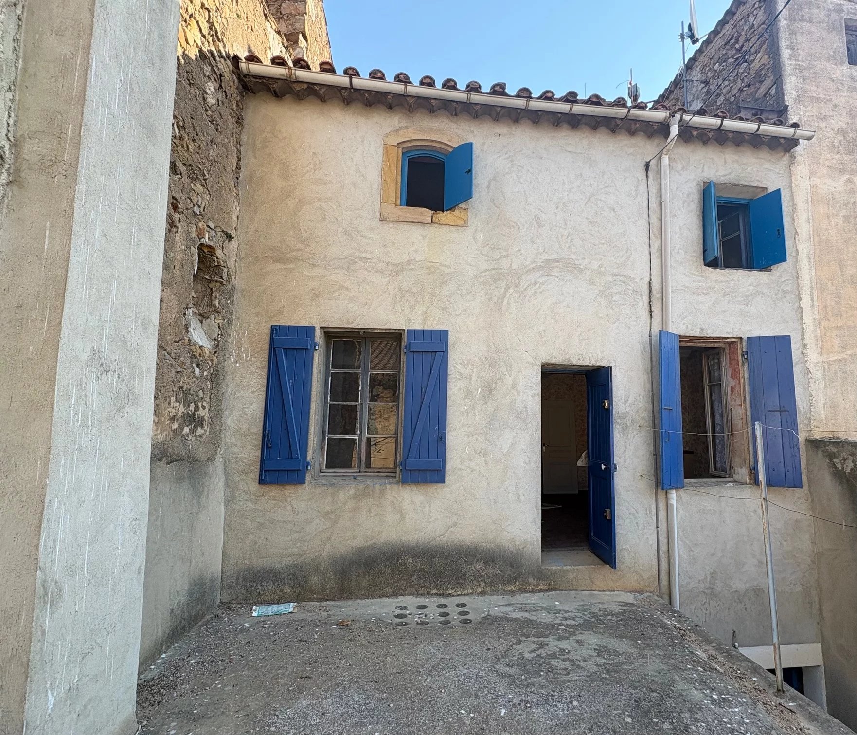 MAISON AVEC EXTERIEURS