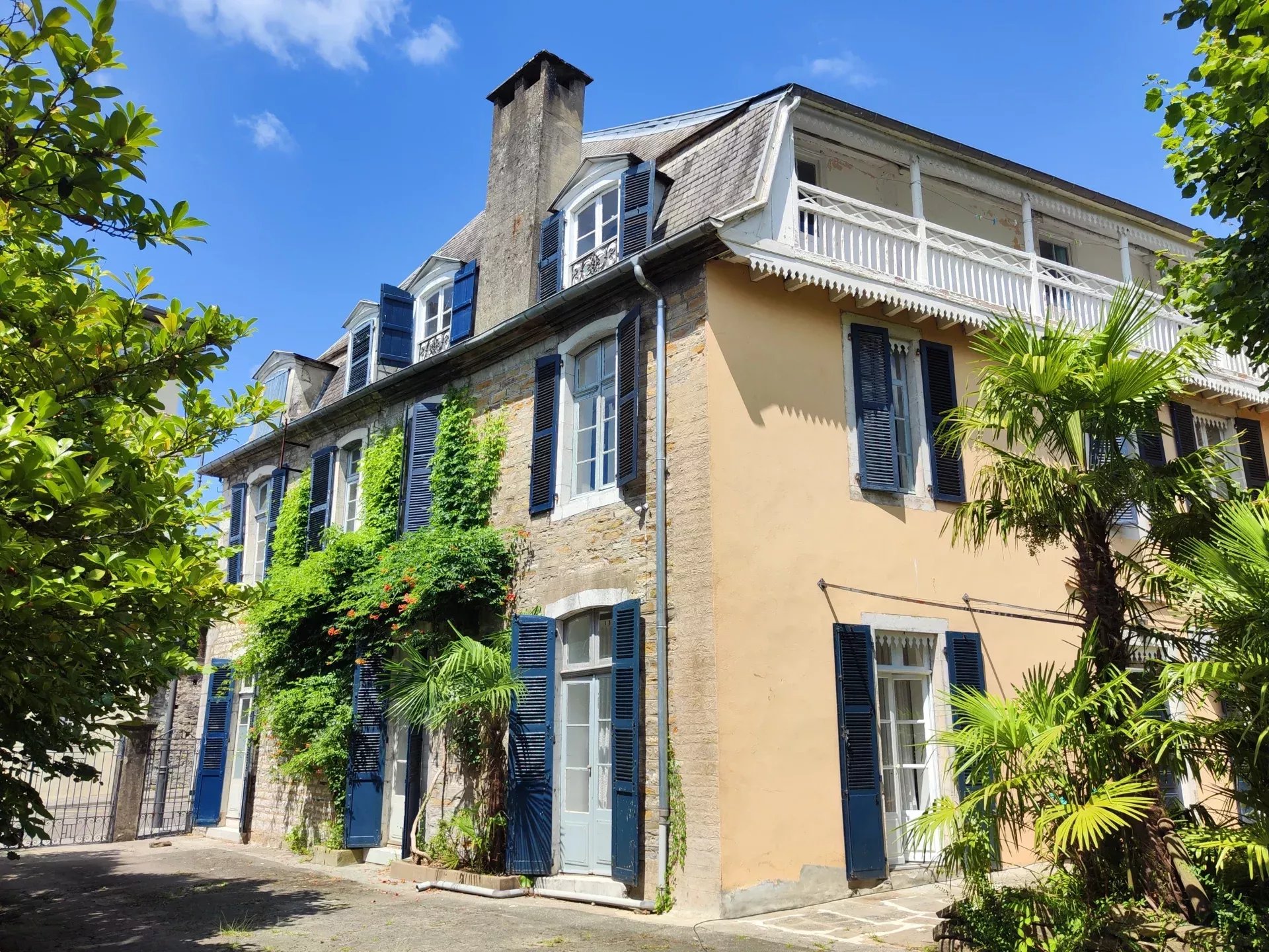 Beautiful 19th century residence with large garden