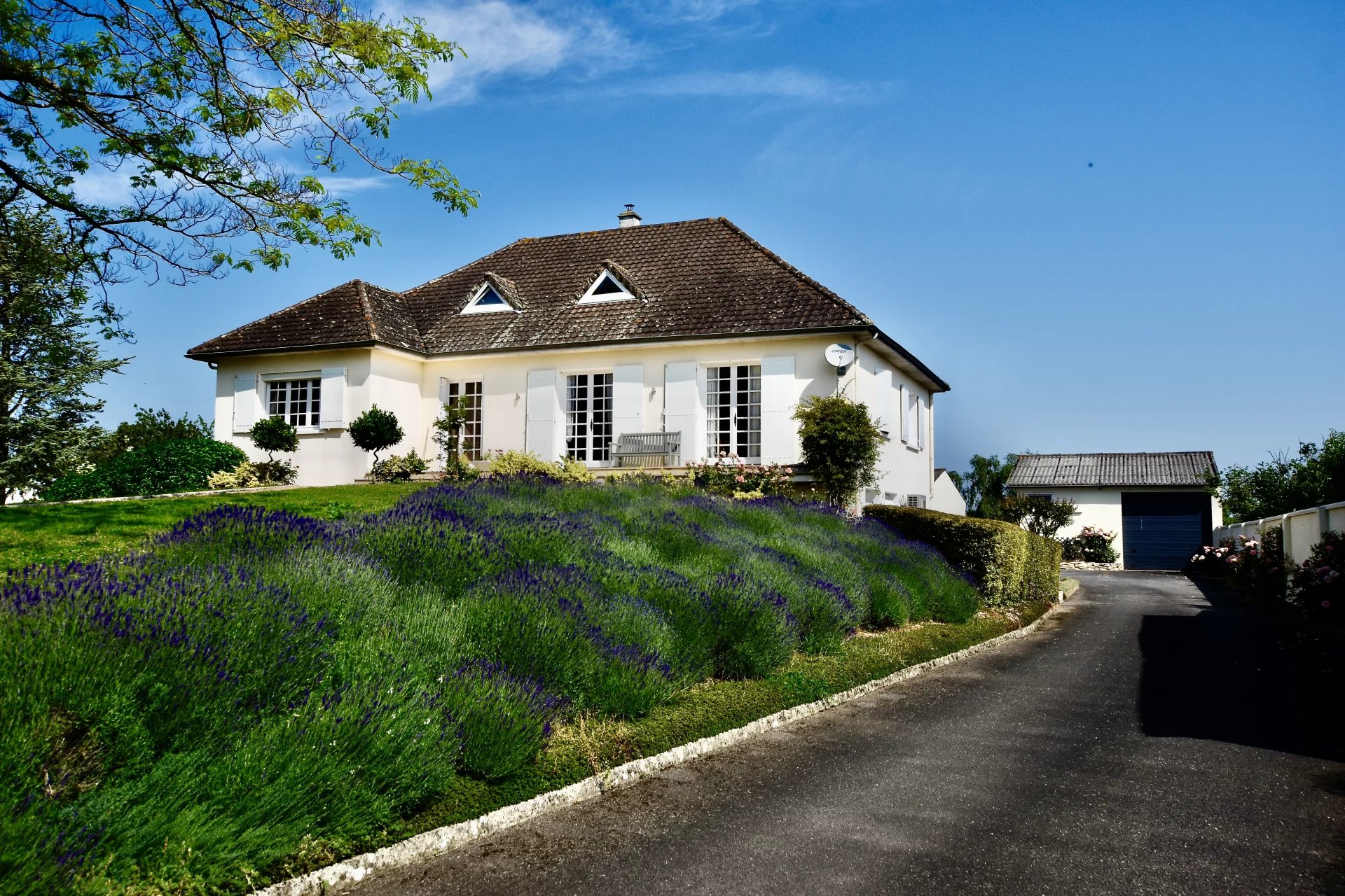 Superbe maison de village de 4/5 chambres avec 2 gîtes et une fabuleuse piscine creusée.