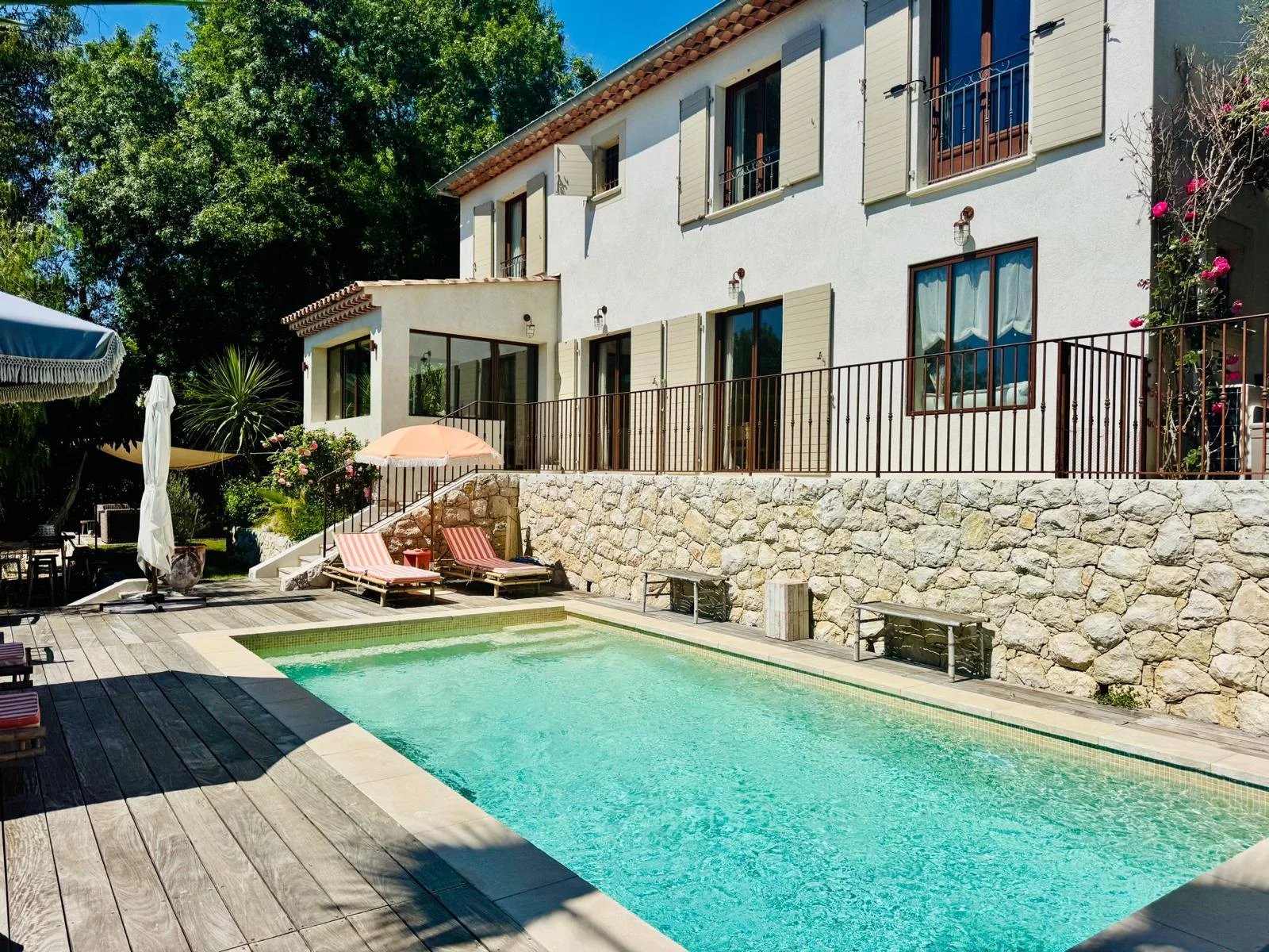 Saint-Paul-de-Vence : Recent Villa in a Peaceful Setting