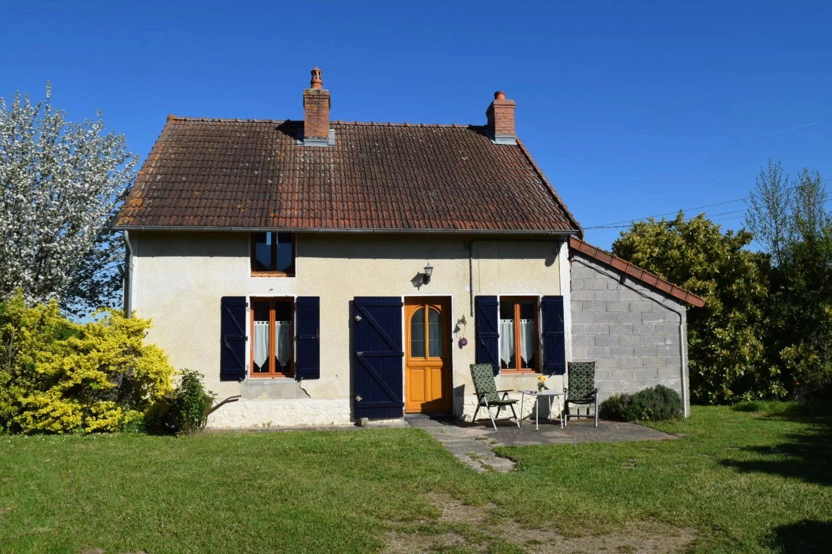 Maison de village avec jardin près de Cercy-la-Tour à vendre