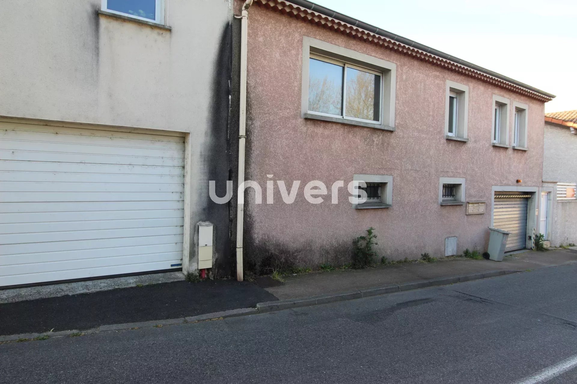 VALENCE IMMEUBLE DE DEUX APPARTEMENTS PLUS 4 GARAGES