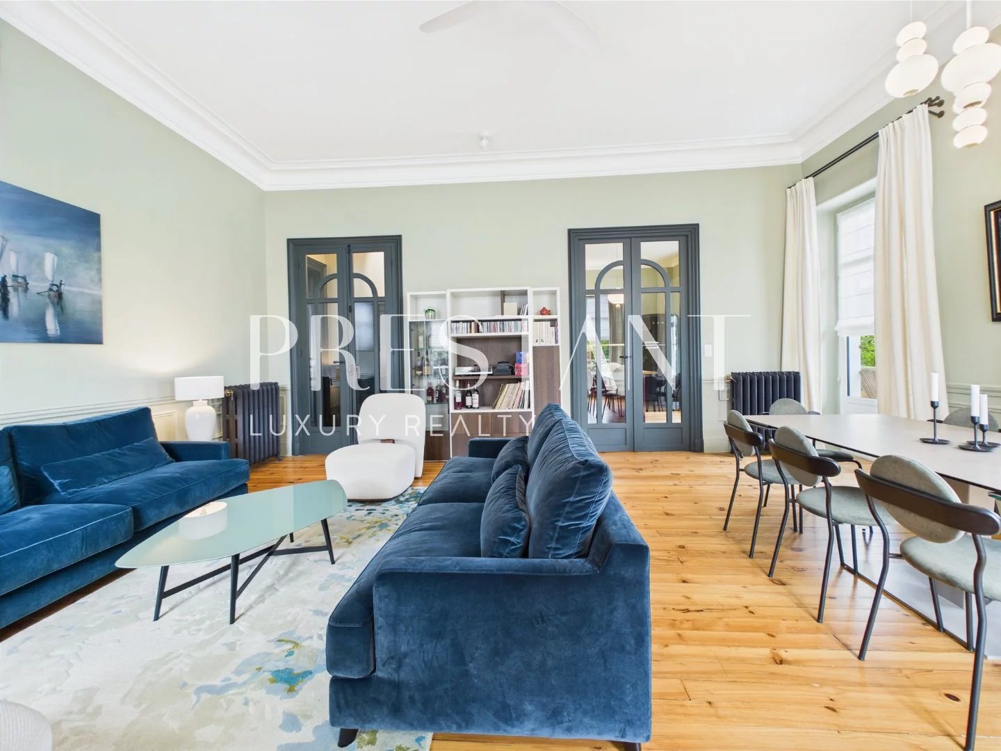 Centre ville, près de la Grande Plage, élégant appartement de 149 m² avec terrasse, ascenseur, parking