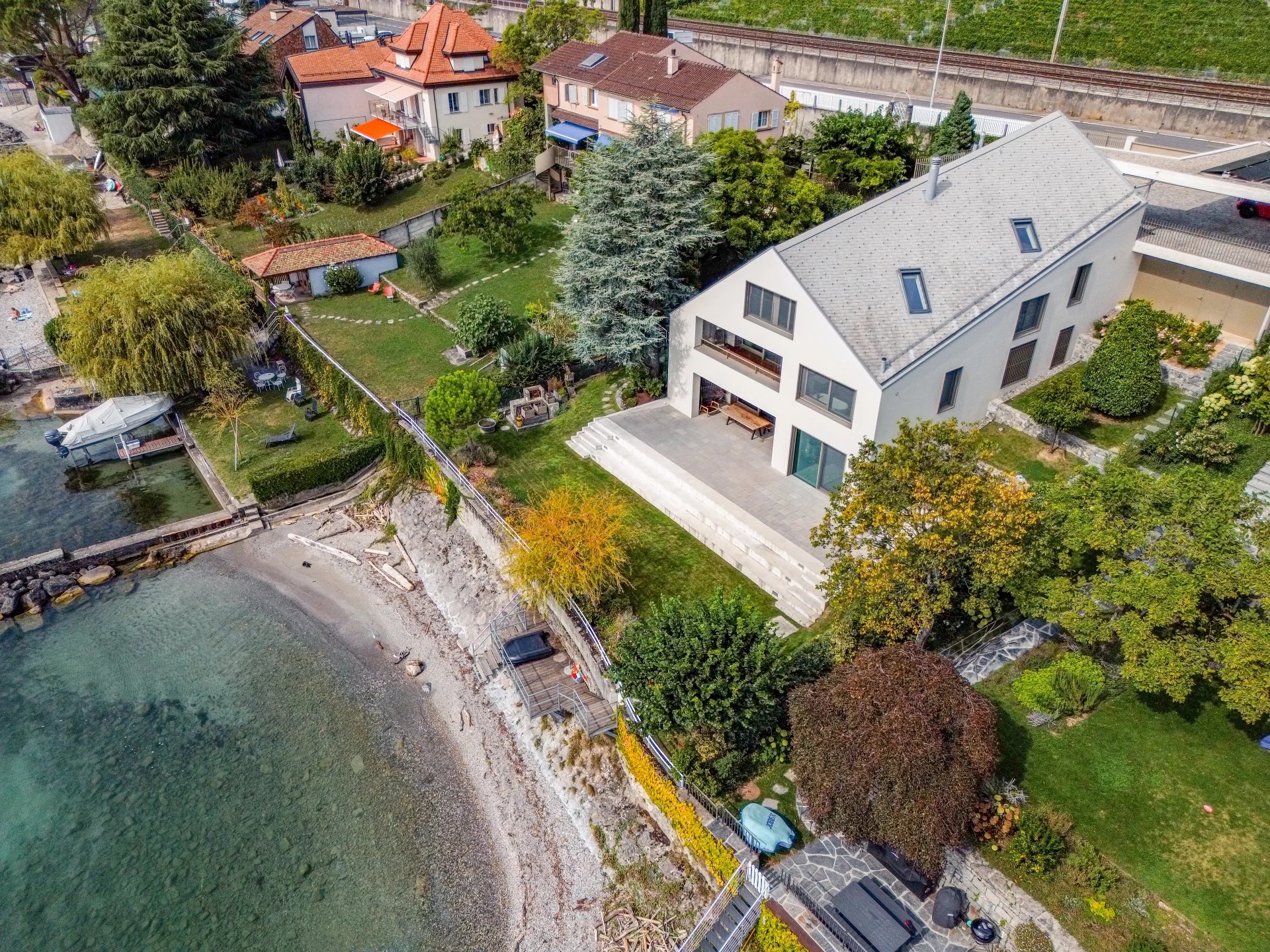 Villa d'exception en première ligne du lac !