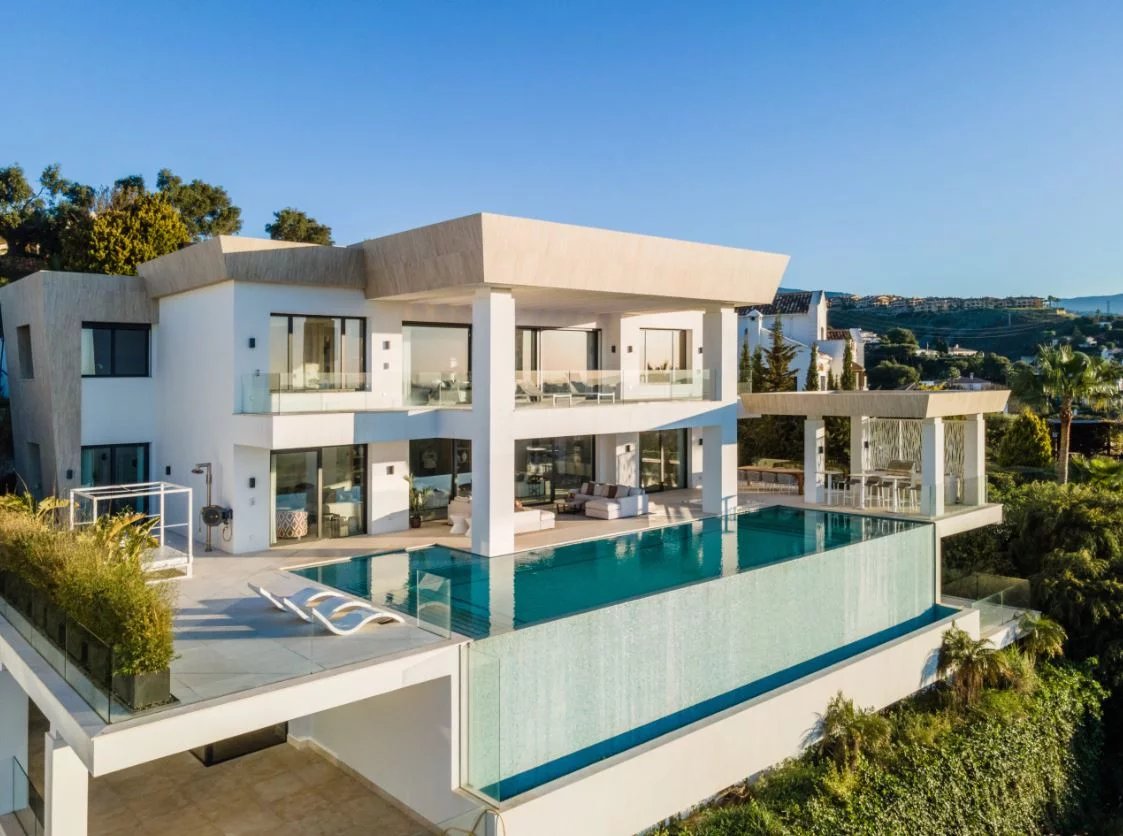 MAISON DE LUXE CHIC ET MODERNE AVEC FACTEUR WOW ET VUE SUR LA MER