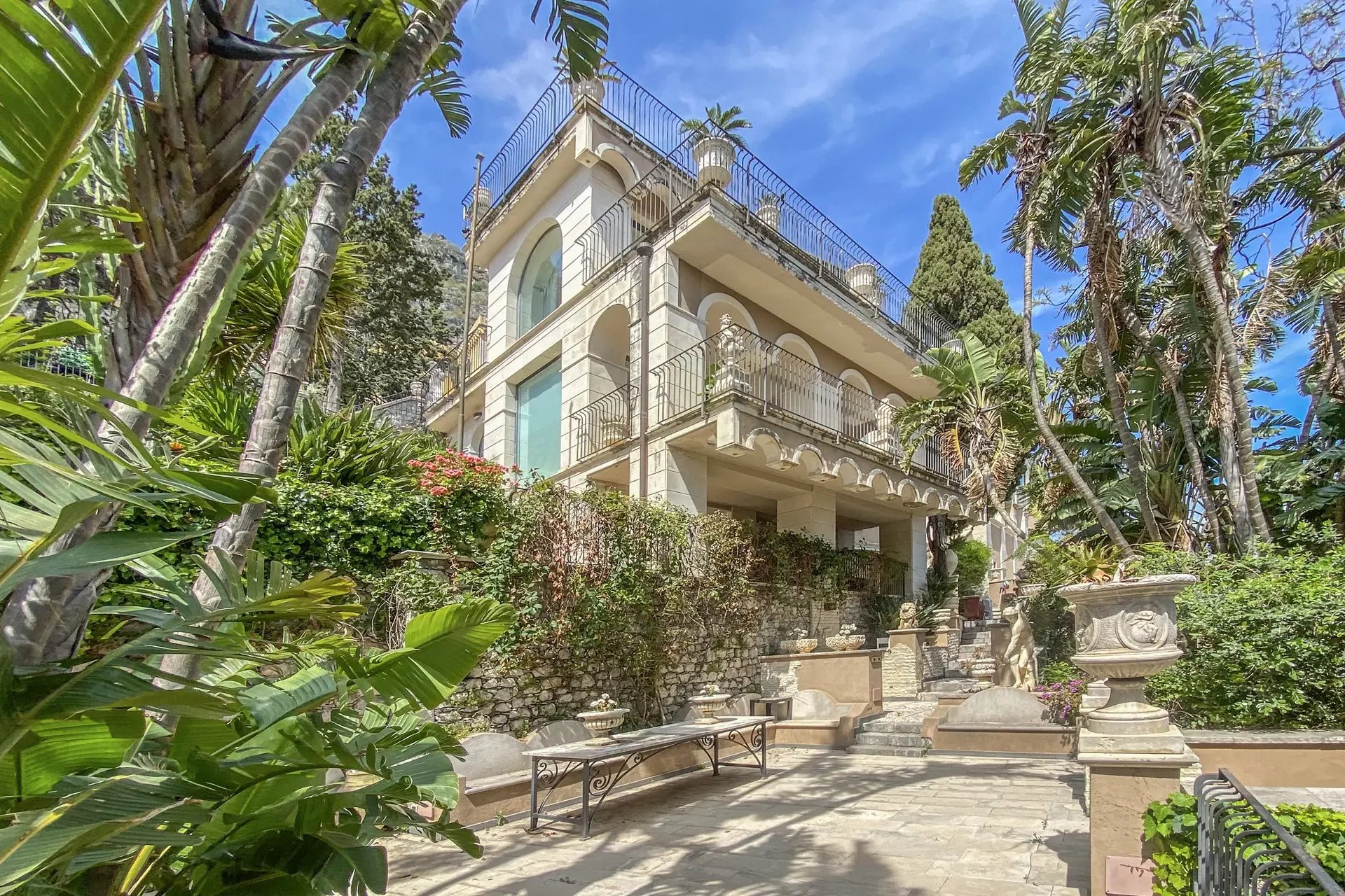VILLA DI LUSSO VISTA MARE CON PISCINA IN VENDITA A TAORMINA, SICILIA