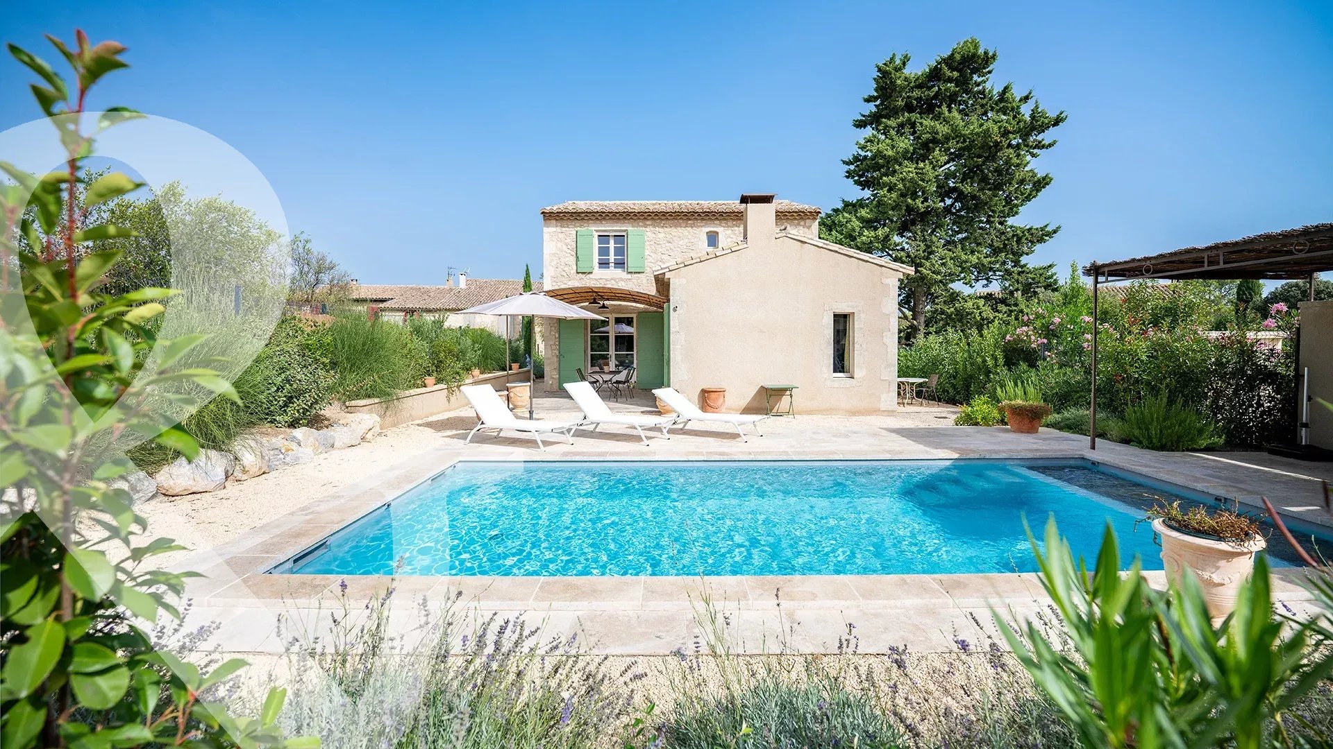 A QUELQUES MINUTES A PIED DU VILLAGE