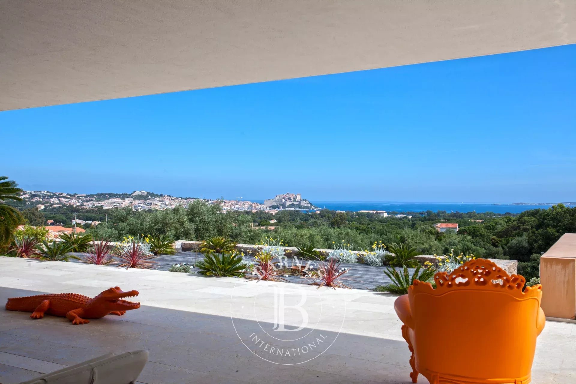 VENDUE, Calvi, villa d’exception, piscine à débordement, vue mer montagnes et Citadelle