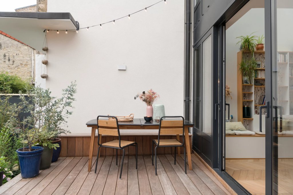 Terrasse en bois prolongeant la pièce de vie