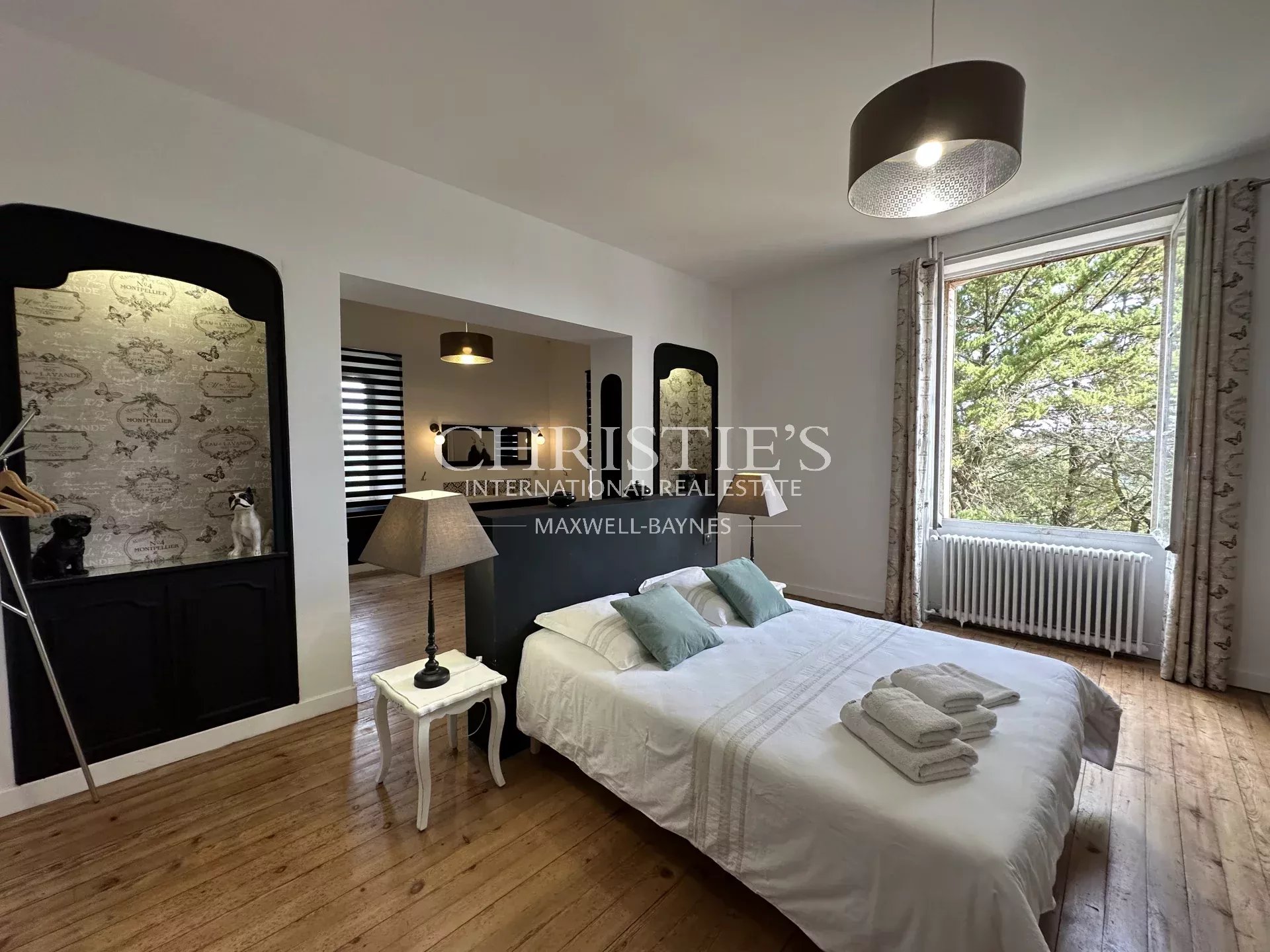 8 Bedroom Vineyard's Image 7