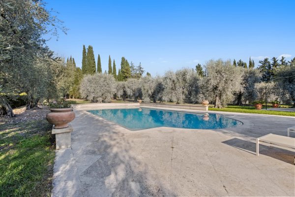 EXCEPTIONAL PROPERTY IN THE HEART OF AN OLIVE GROVE — photo 2