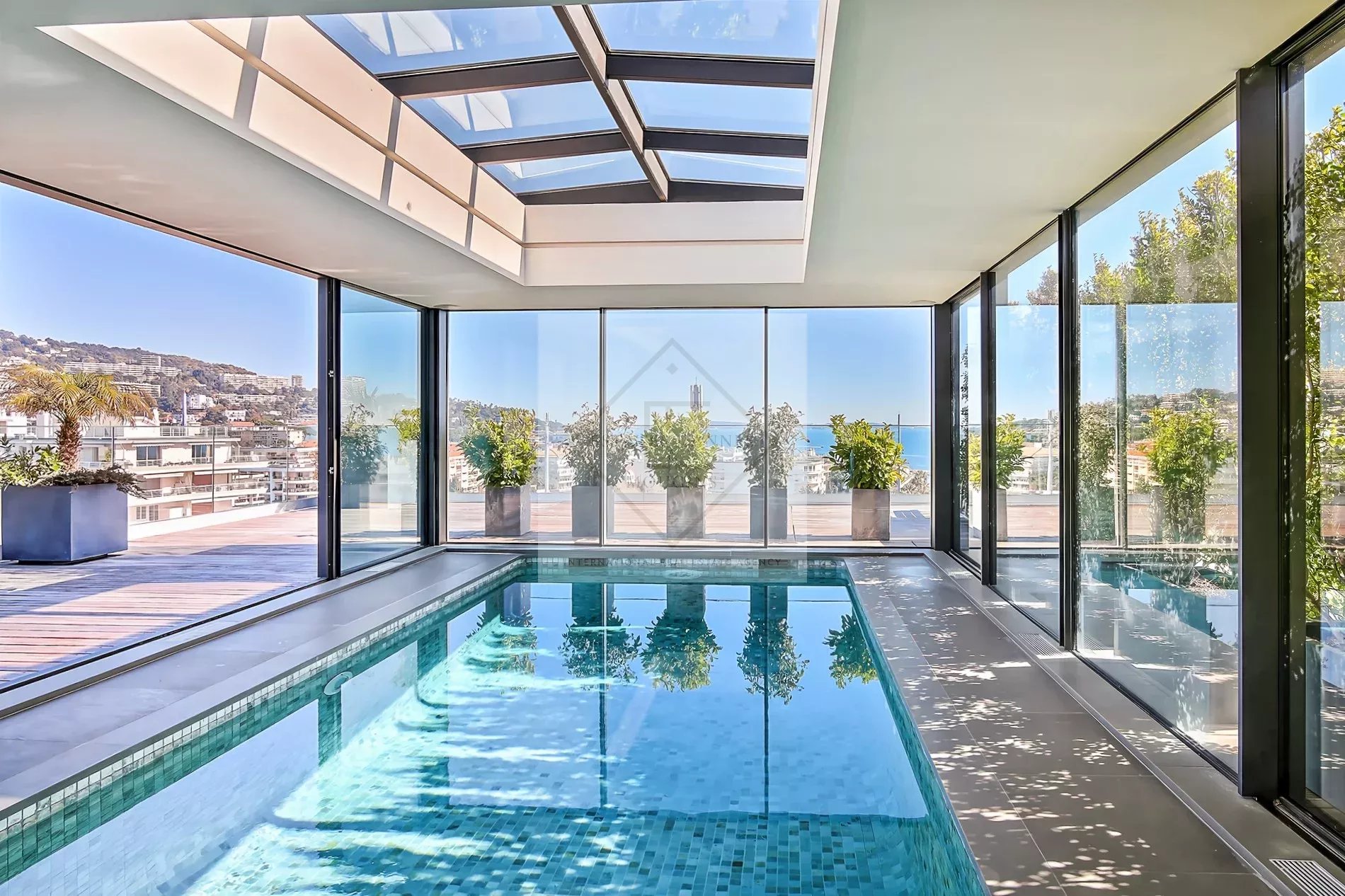CANNES CROISETTE – PENTHOUSE D'EXCEPTION AVEC VUE MER PANORAMIQUE — photo 4