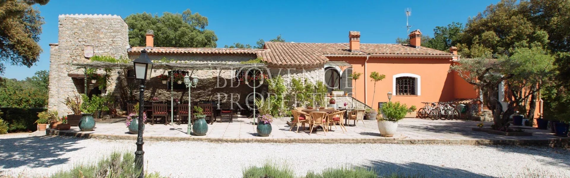 Bastide du 17ème,  terrain de 2,8 ha à Besse sur Issole