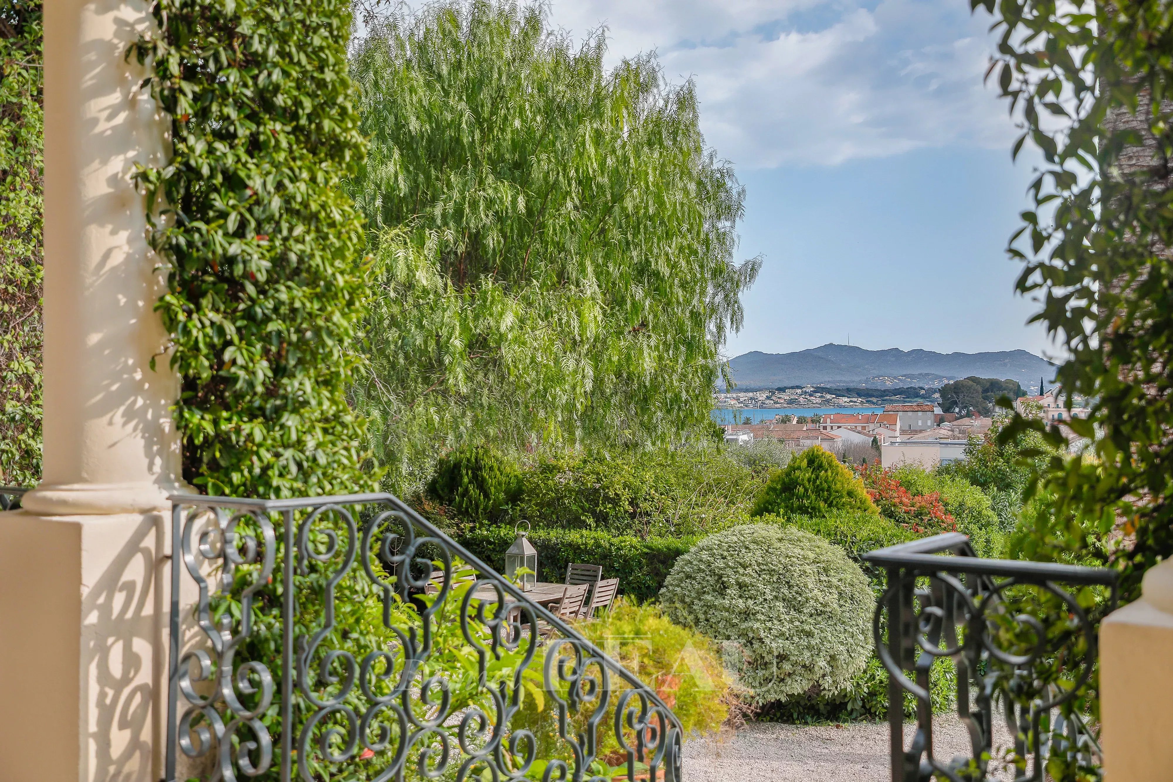 Sanary-sur-Mer  -  An elegant period property