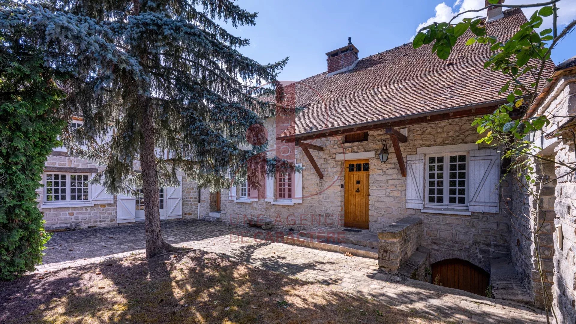In the heart of BOURRON MARLOTTE, 10 minutes from FONTAINEBLEAU - OLD PROPERTY with GARDEN and SWIMMING POOL -