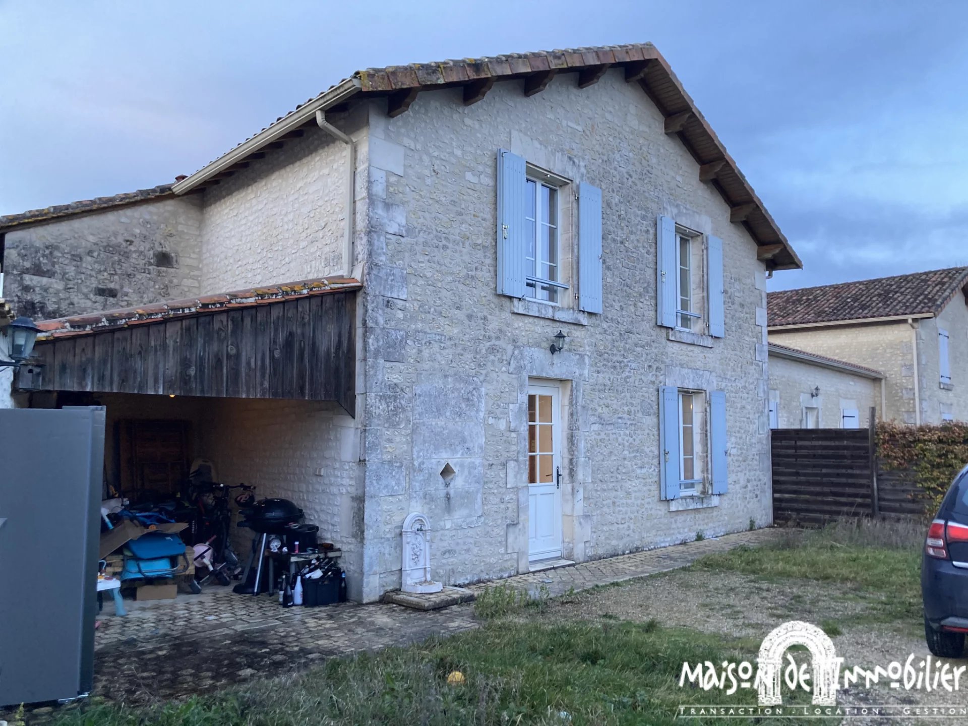 A louer à JUILLAC LE COQ - Maison de village - 128m2 - 5 piè